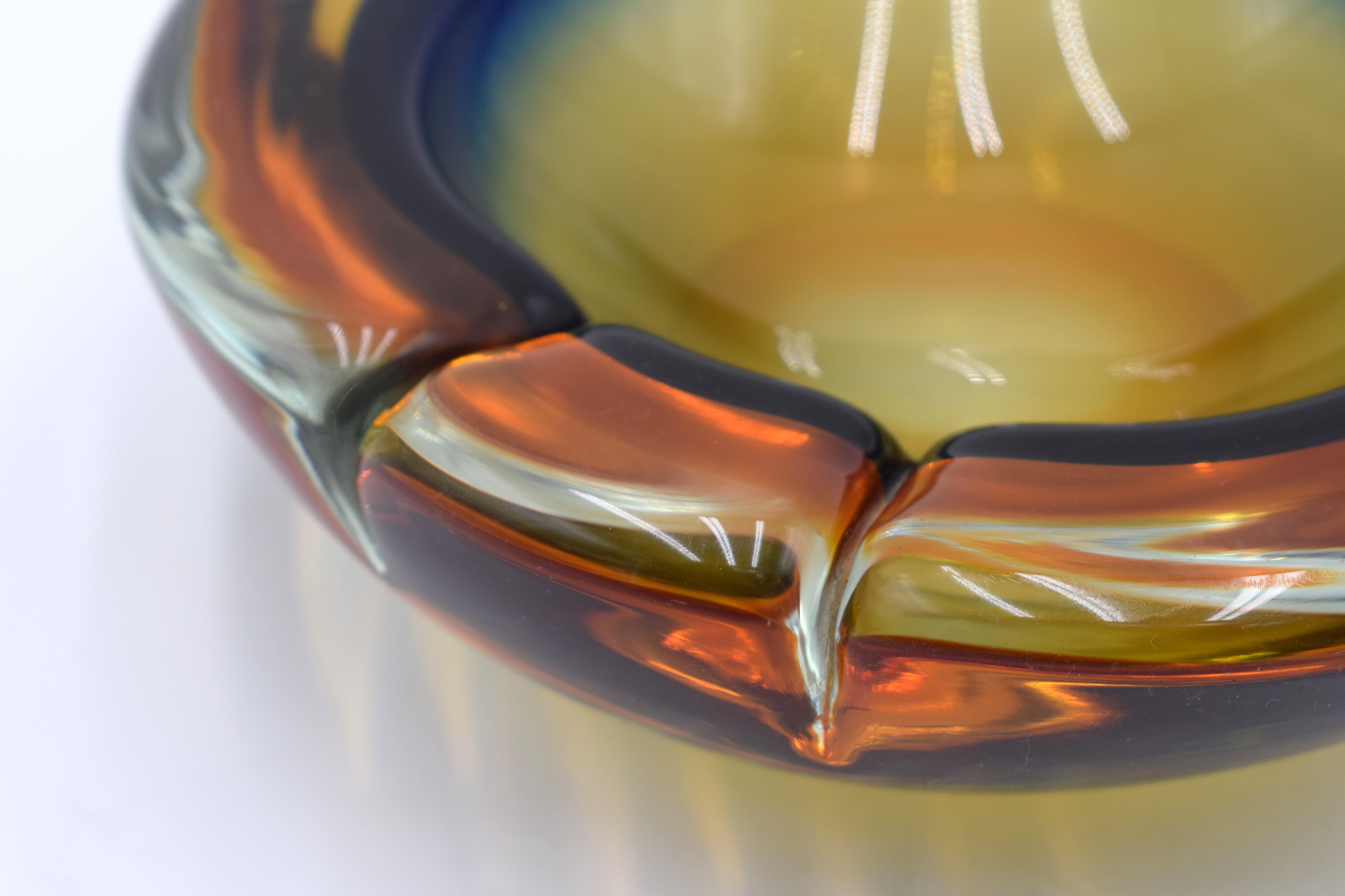 Aschenbecher aus Murano mit Zigarrenlöscher, 1970er Jahre. (Muranoglas) im Angebot