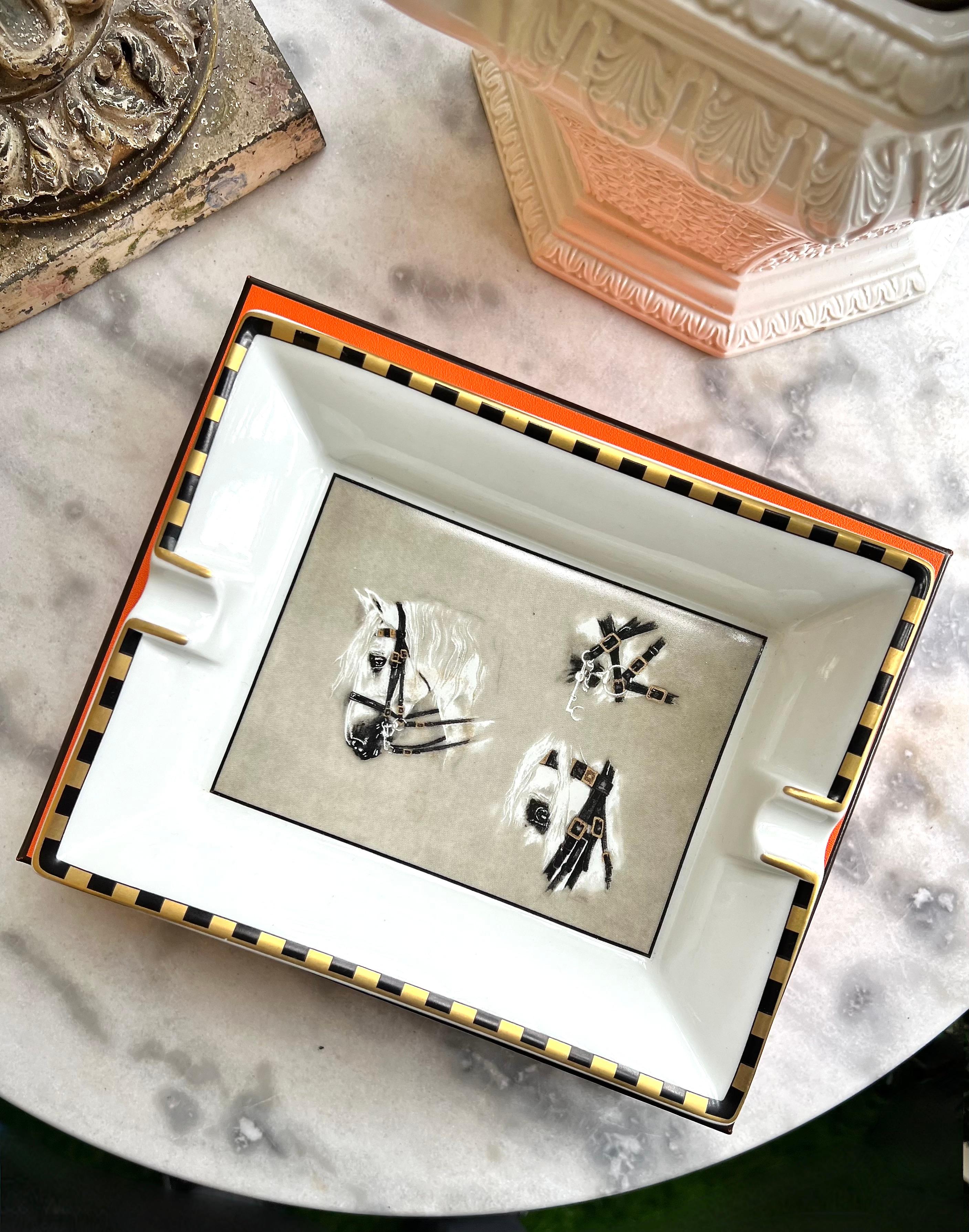 Hermès Vintage Selection by Corrado Luxury - Prächtiger Aschenbecher aus Porzellan mit Pferdemotiv. Ein sehr elegantes Objekt und das Pferdethema macht diese Vintage-Produkte, wie wir wissen, immer wertvoller und begehrter. Ideal auch als