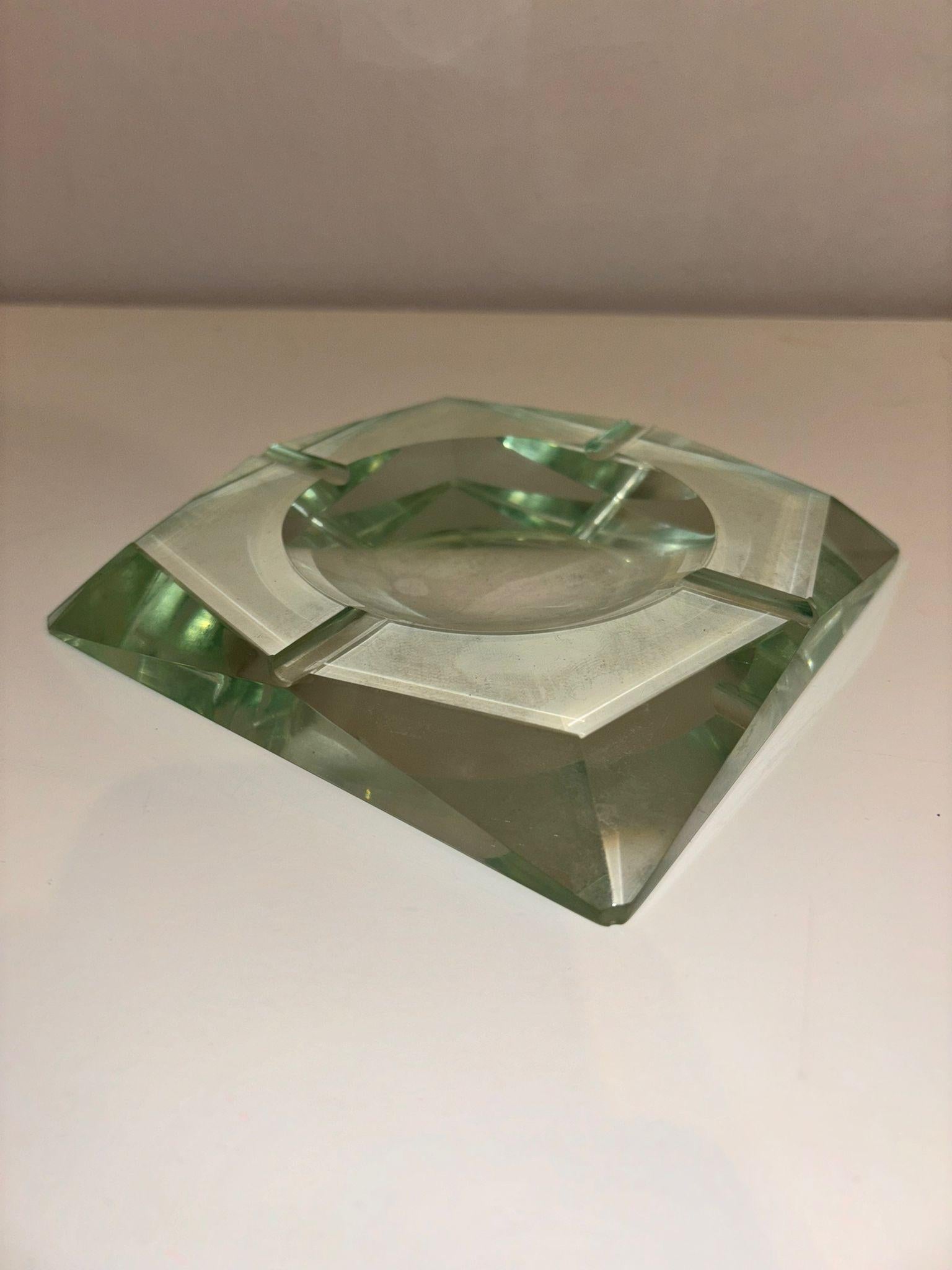 Posacenere
da Fontana Arte
Italia, anni '50.
Lasciati conquistare dall'eleganza di questo squisito posacenere o Vide-Poche, realizzato in Italia durante il periodo di massimo splendore della prestigiosa Fontana Arte negli anni Sessanta. Il design a