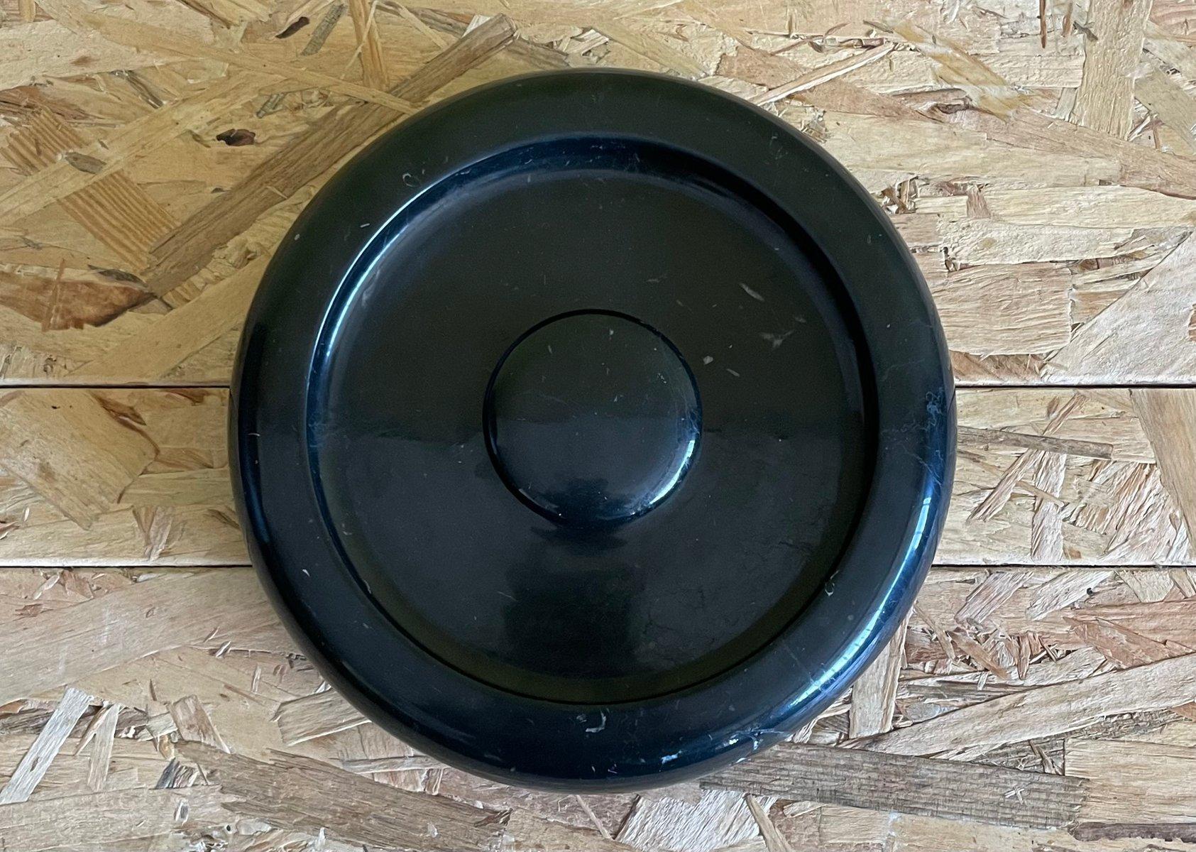 Im Laufe seiner Karriere hat Angelo Mangiarotti eine dauerhafte Beziehung zum Marmor als natürlichem Element des Landes entwickelt. Getreu seiner Idee, kleine Objekte so zu gestalten, als wären sie Architektur, schuf er eine Reihe von Aschenbechern,