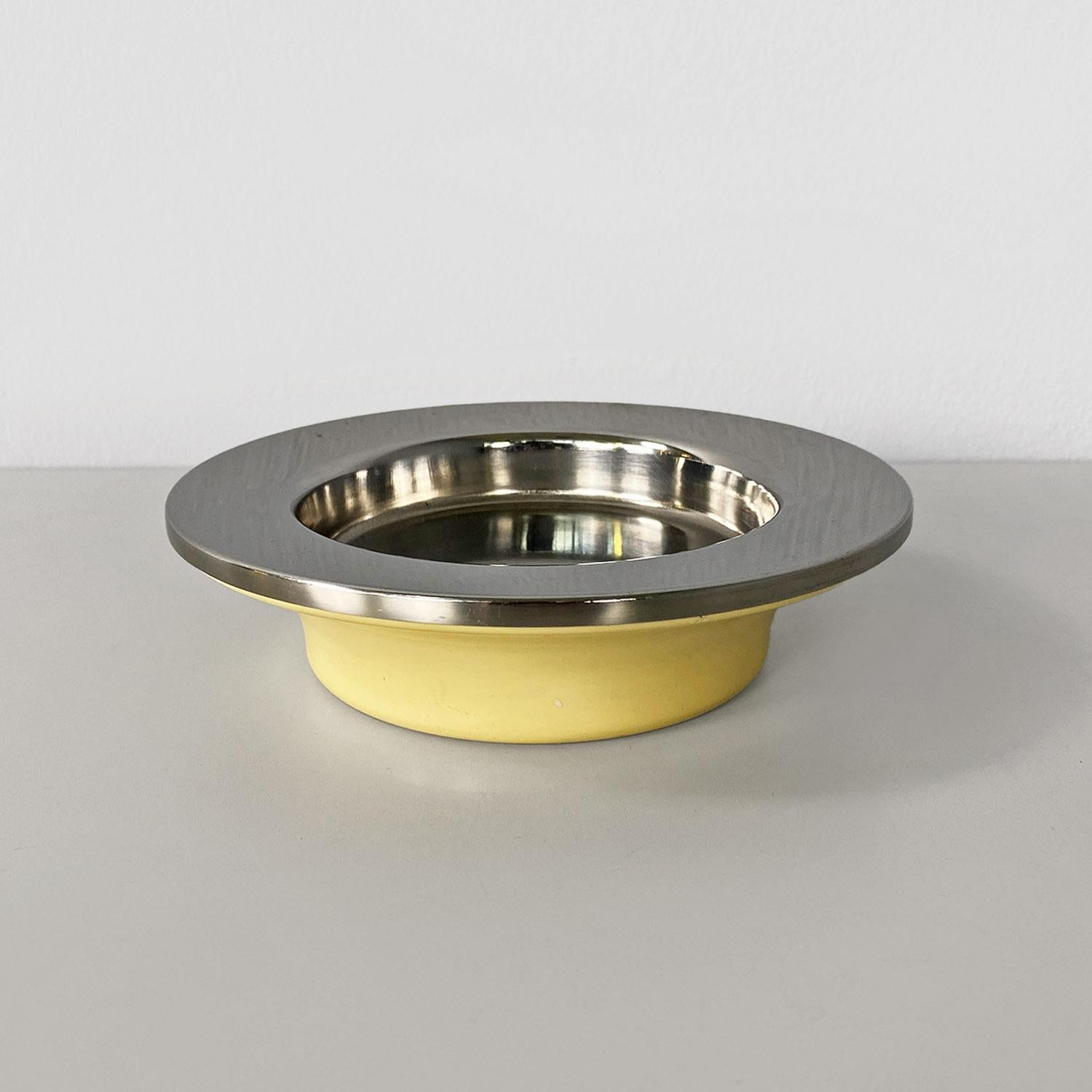 Round-shaped ashtray with chrome-plated metal plate for collecting butts and with overhanging profile and beige plastic outer container. Can also be used as an empty-pocket plate.
Produced by Kartell c. 1970 and designed by Gino Colombini.