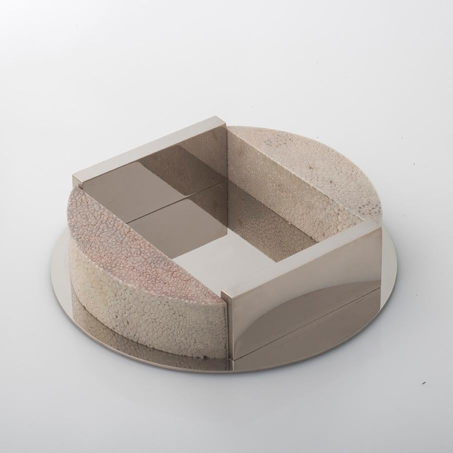 CENICERO DE MESA  en piel de gamuza  y detalles metálicos  diseño moderno en Bueno estado para la venta en Spilimbergo, IT