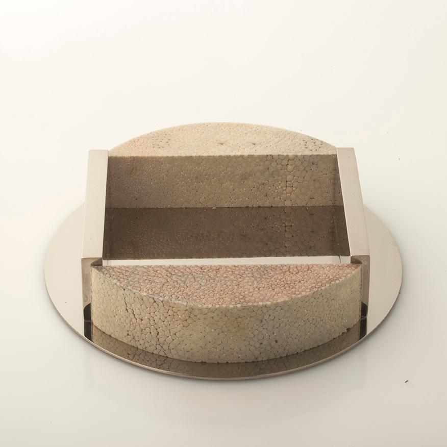 CENICERO DE MESA  en piel de gamuza  y detalles metálicos  diseño moderno Late 20th Century en venta