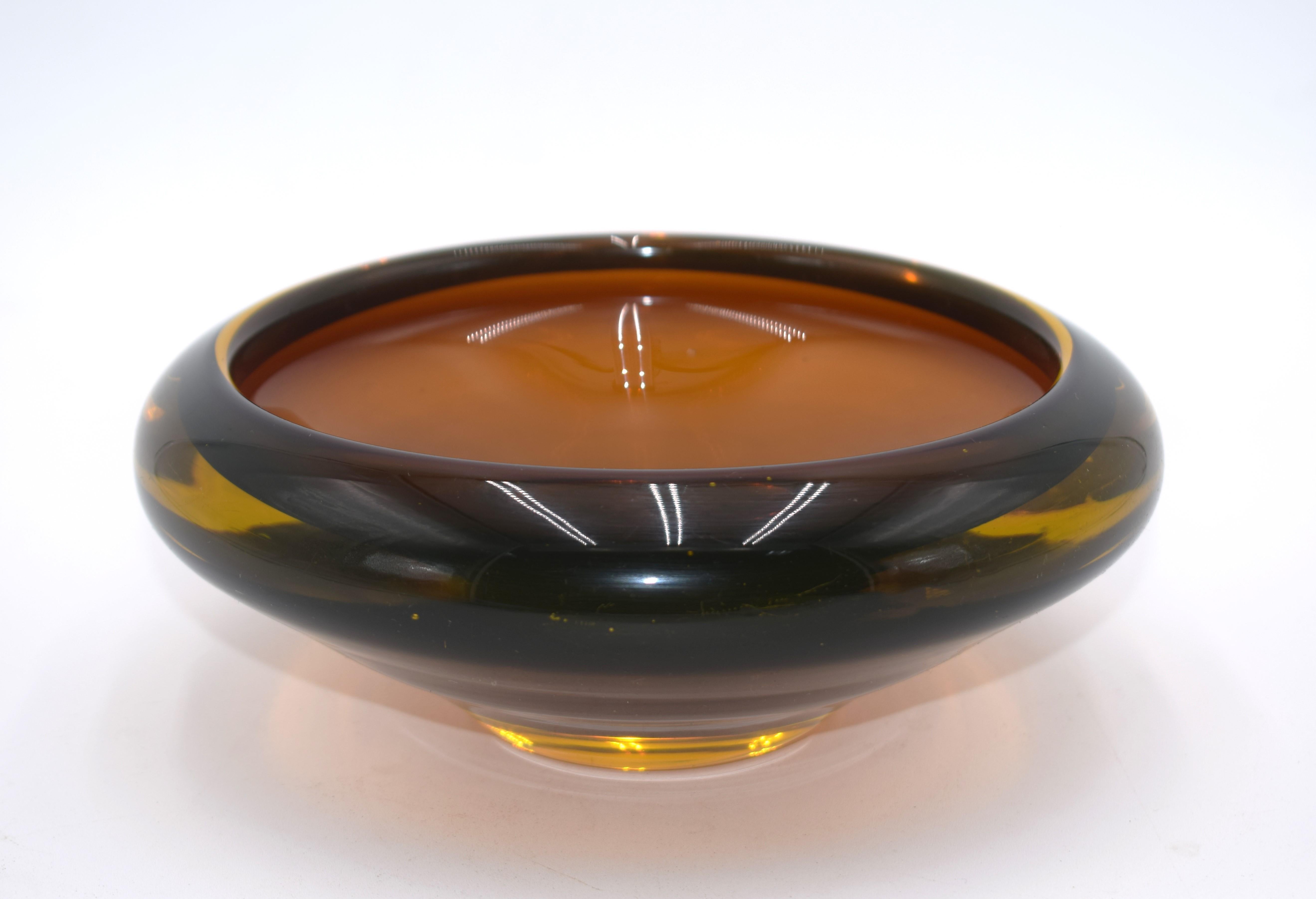 Murano glass ashtray, production from the 1970s.
Excellent condition, no breaks, a few scratches, see photos.
Dimensions: H= 8 cm; D= 21 cm.