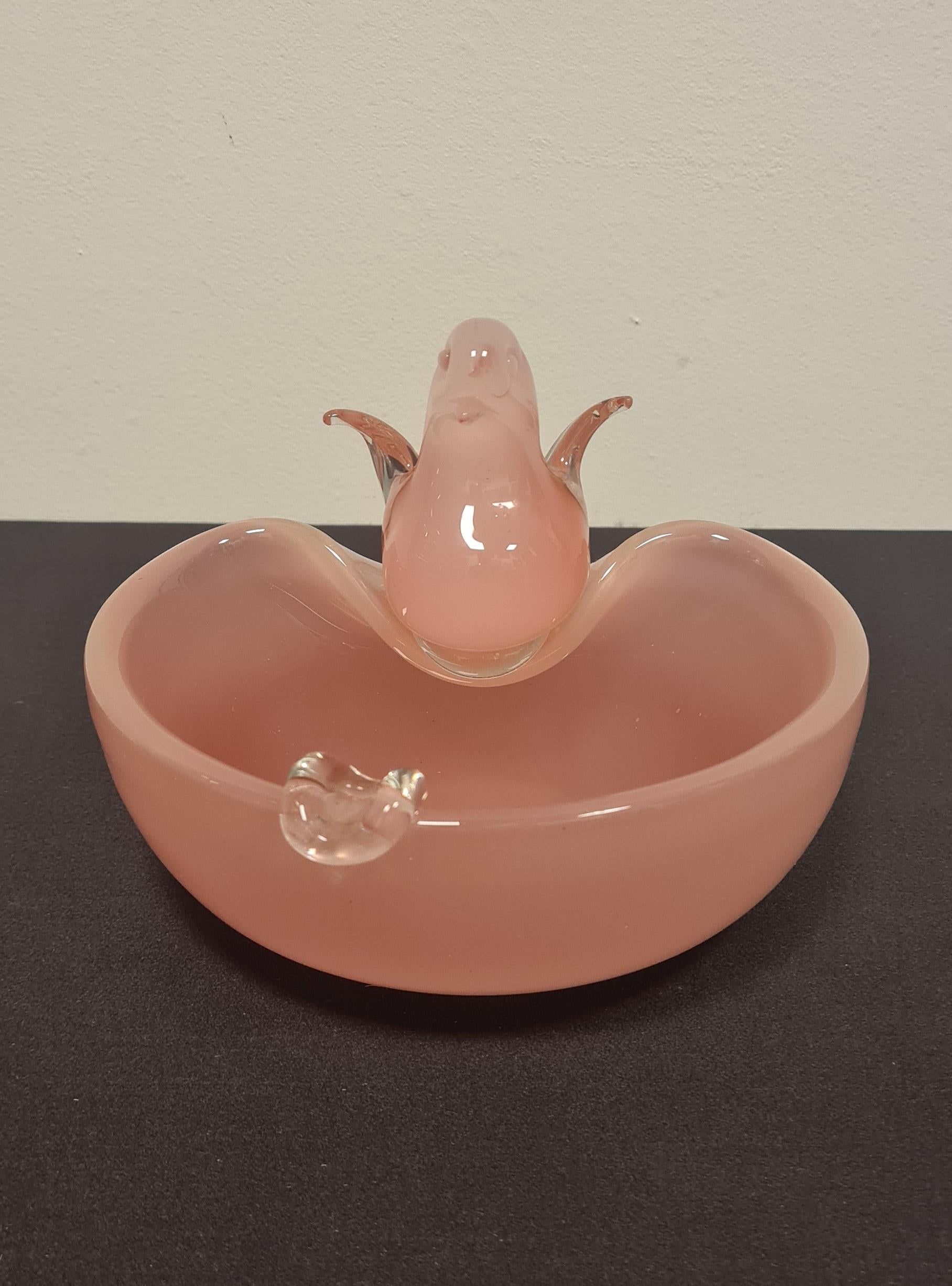 Murano glass ashtray attributed to Archimedes Seguso.

Delicate pink opalescent glass ashtray.

Consisting of a bowl on which a small bird is lying.

Attributable to Archimedes Seguso's glassworks because of the type of workmanship.

In addition to
