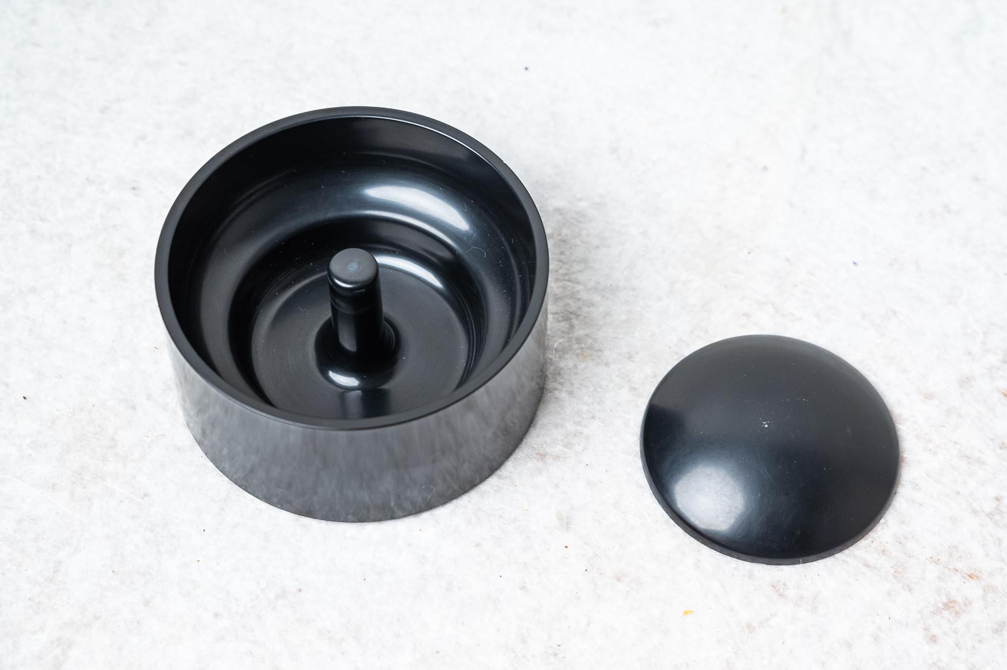 Posacenere nero Cini & Nils Design OPI MILANO, Made in Italy, Anni '70. 
Particolare Posacenere Cini & Nils Design OPI MILANO forma rotonda con pratica calotta che si estrae per la pulizia. 
Il prezzo della spedizione si intende per il territorio