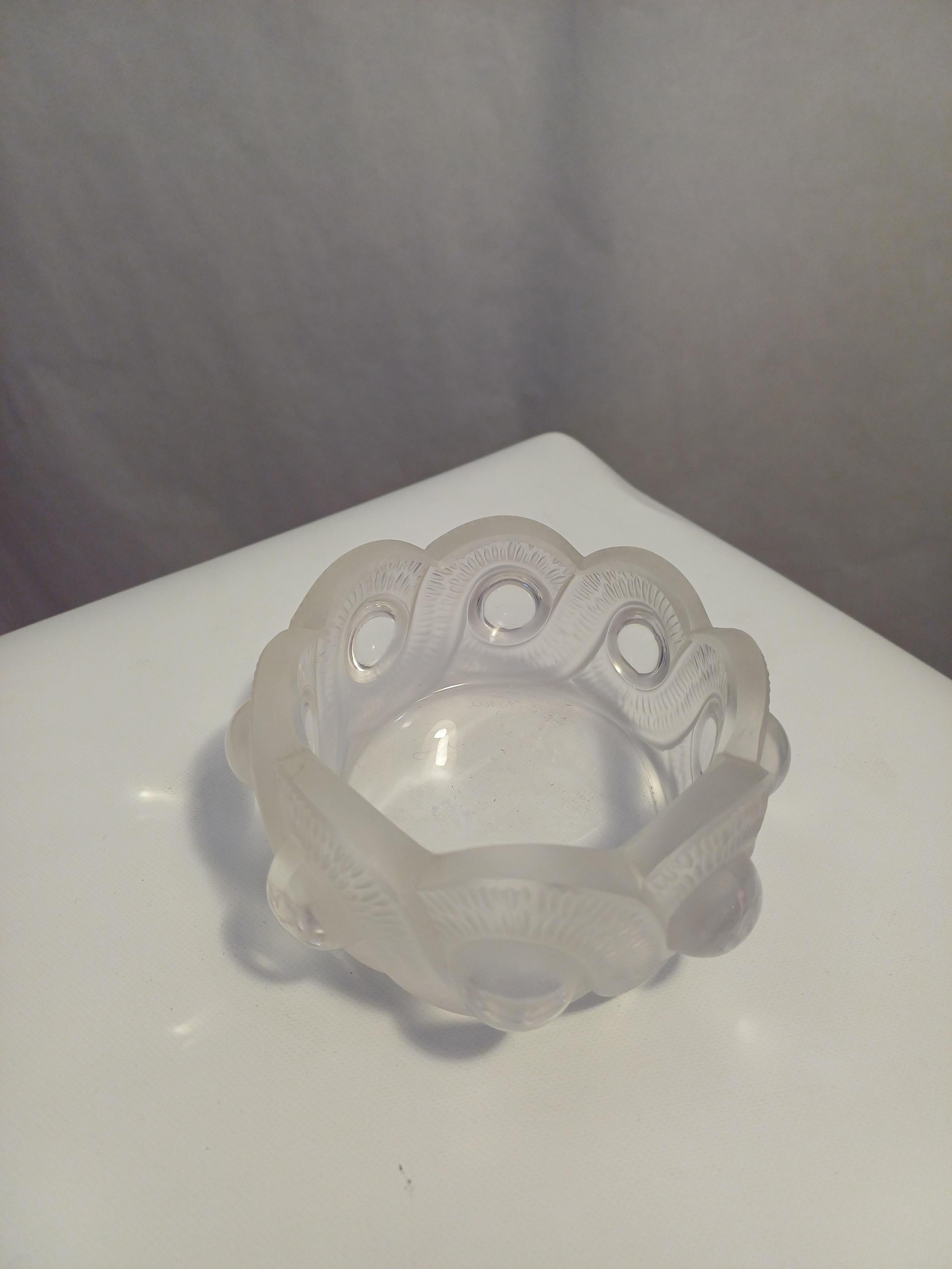 Elegant Lalique crystal ashtray, Signed at the base Lalique.
Mint condition.
Measures diameter 10 cm height 5 cm.