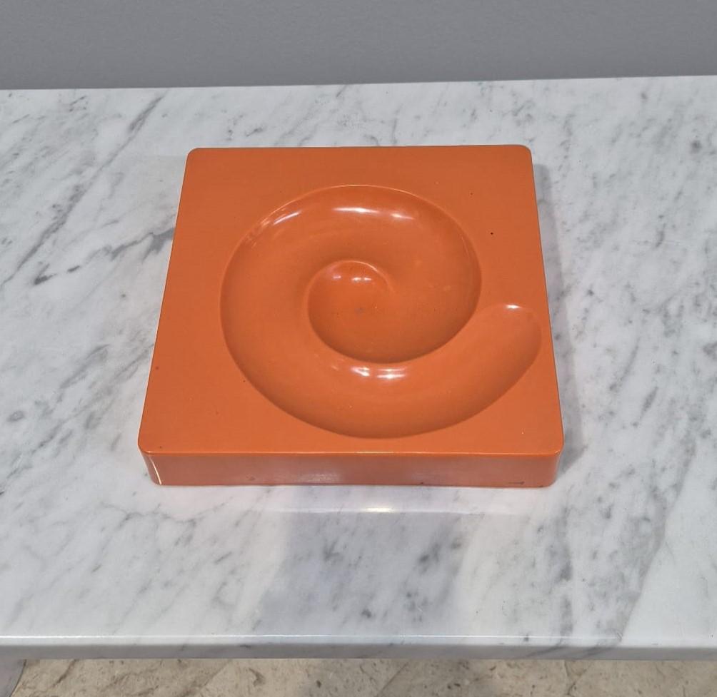 Peduzzi Riva orange Spiros ashtray for Artemide, 1960s In Good Condition For Sale In Palermo, PA
