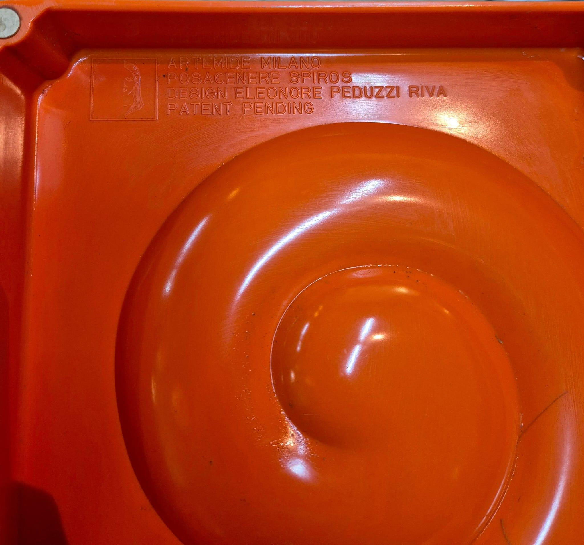 Plastic Peduzzi Riva orange Spiros ashtray for Artemide, 1960s For Sale