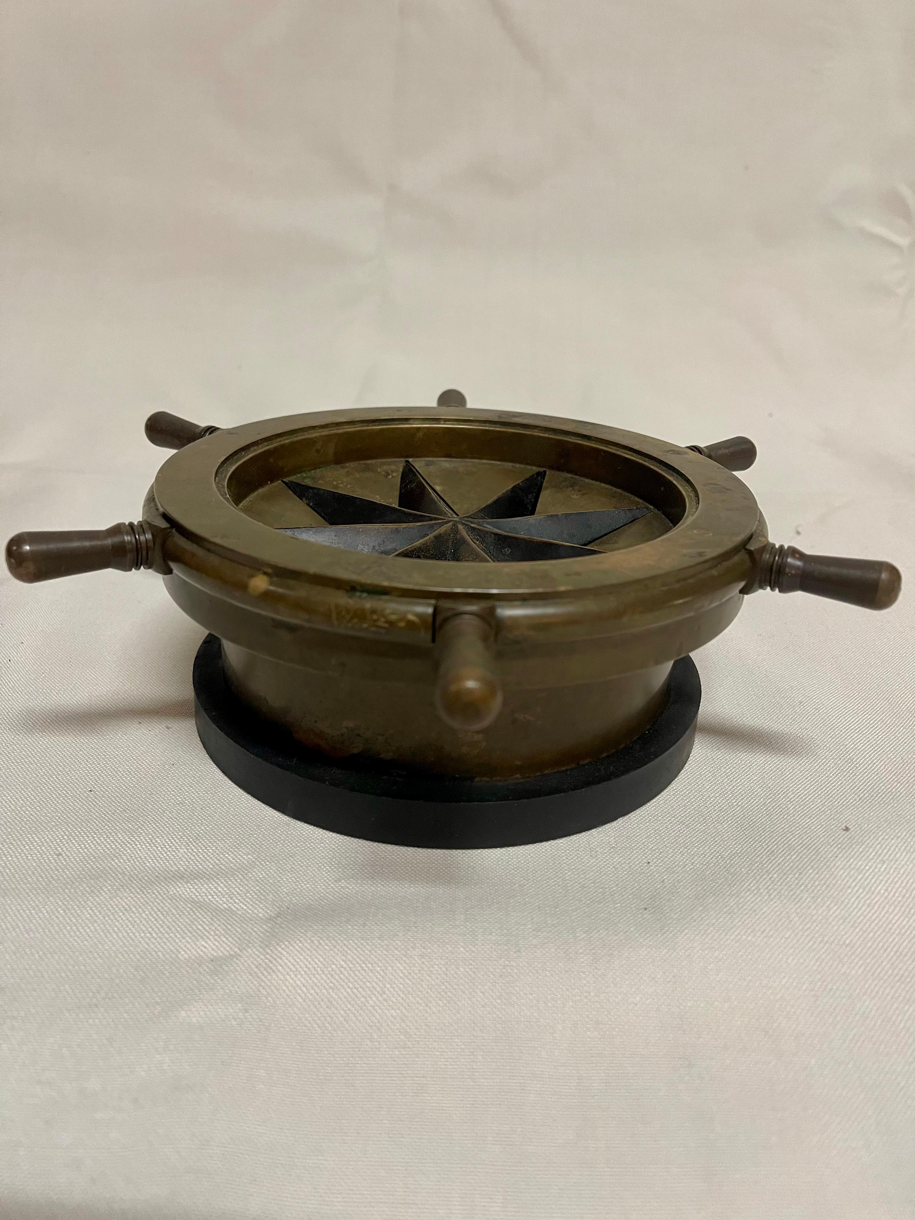 Brass starfish ashtray 1920s In Good Condition For Sale In Cantù, IT