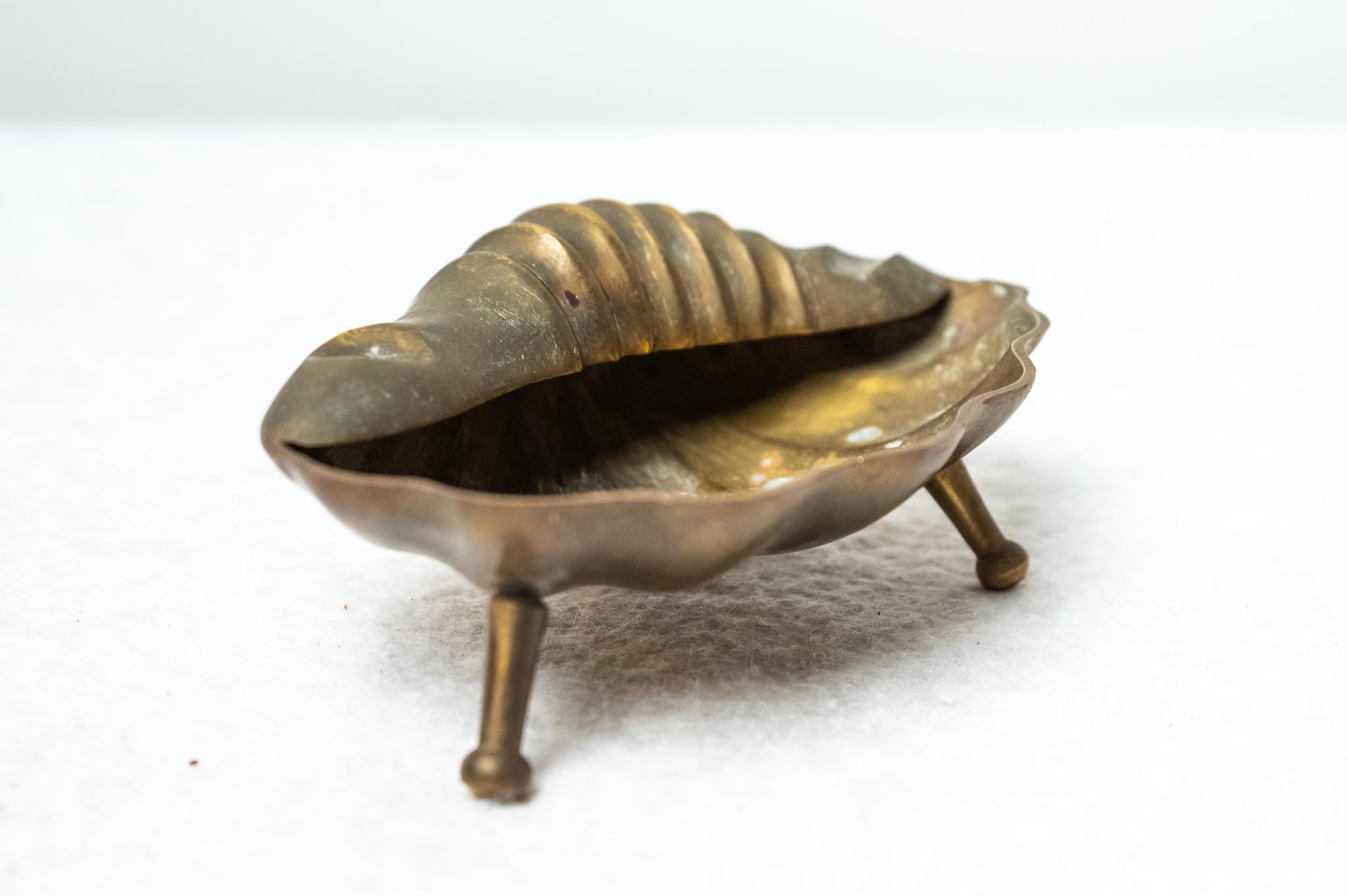 Posacenere vintage a conchiglia, Made in Italy, Anni '60. 
Bellissimo posacenere vintage in ottone a forma di conchiglia. E' stato prodotto in Italia negli anni '60.  Oggetto di classe, si adatta in qualsiasi ambiente e può essere utilizzato come