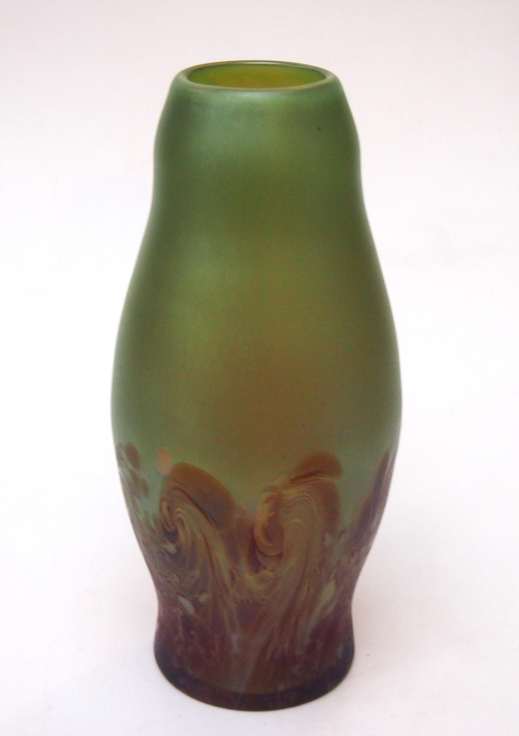 Un sorprendente vaso alto giallo/verde iridato di Poschinger, decorato con uno strato di vetro screziato di miele dorato. Un vaso tedesco nel classico stile Jugendstil. Questo vaso è stato realizzato nel 1900 circa. Il corpo principale del vaso è di