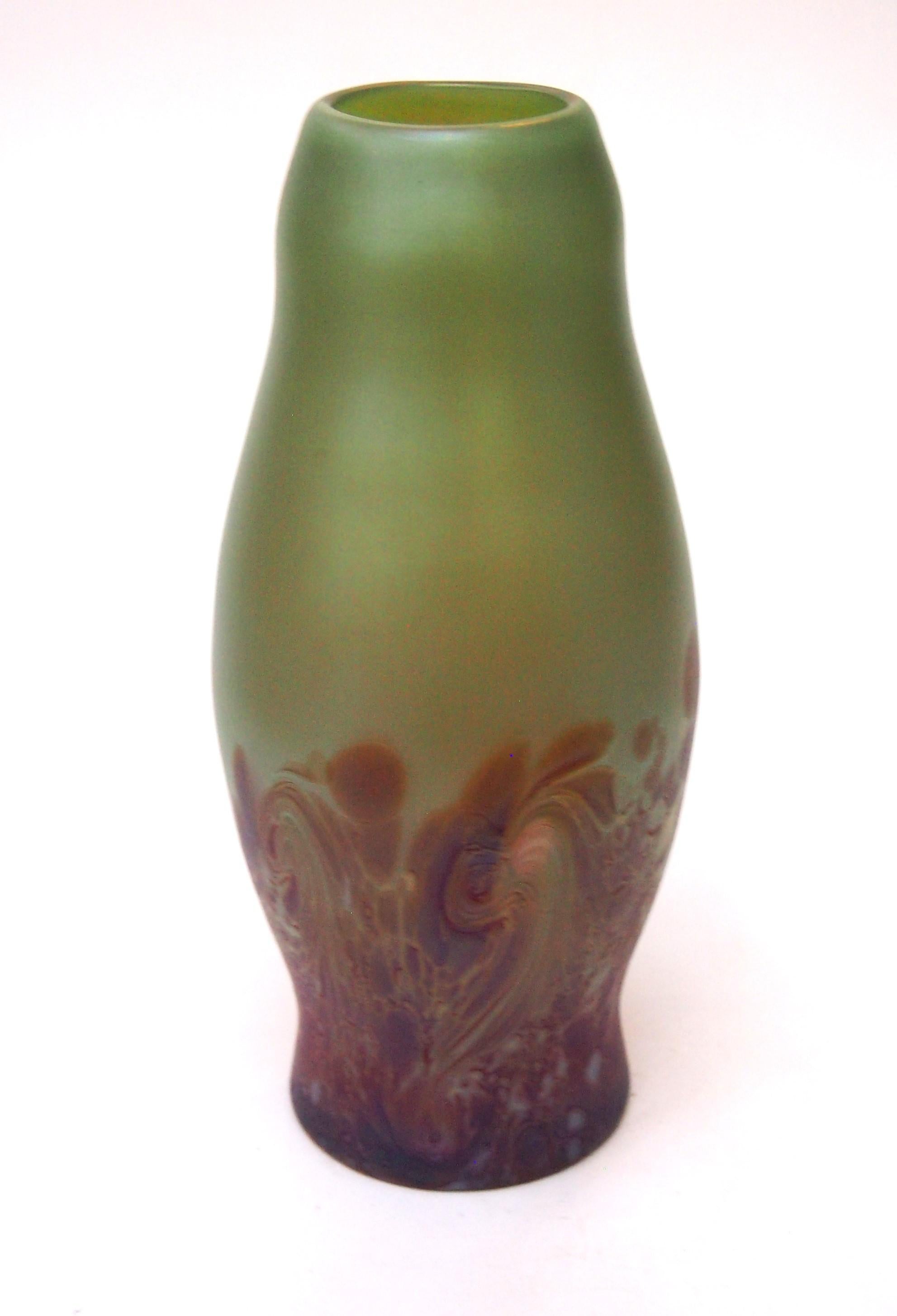Jugendstil Vaso in vetro di Poschinger giallo iridato e miele screziato del 1900 circa in vendita