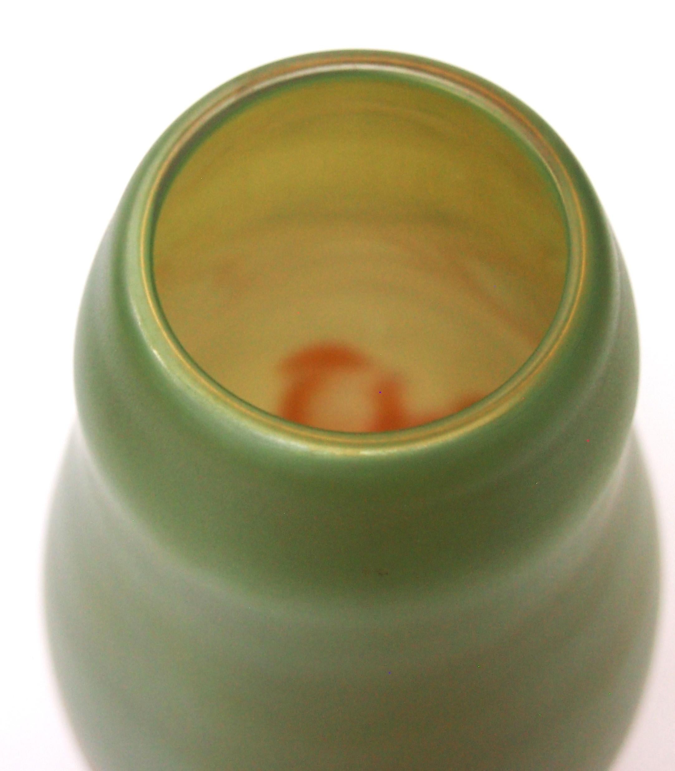 Vaso in vetro di Poschinger giallo iridato e miele screziato del 1900 circa In condizioni buone in vendita a Worcester Park, GB
