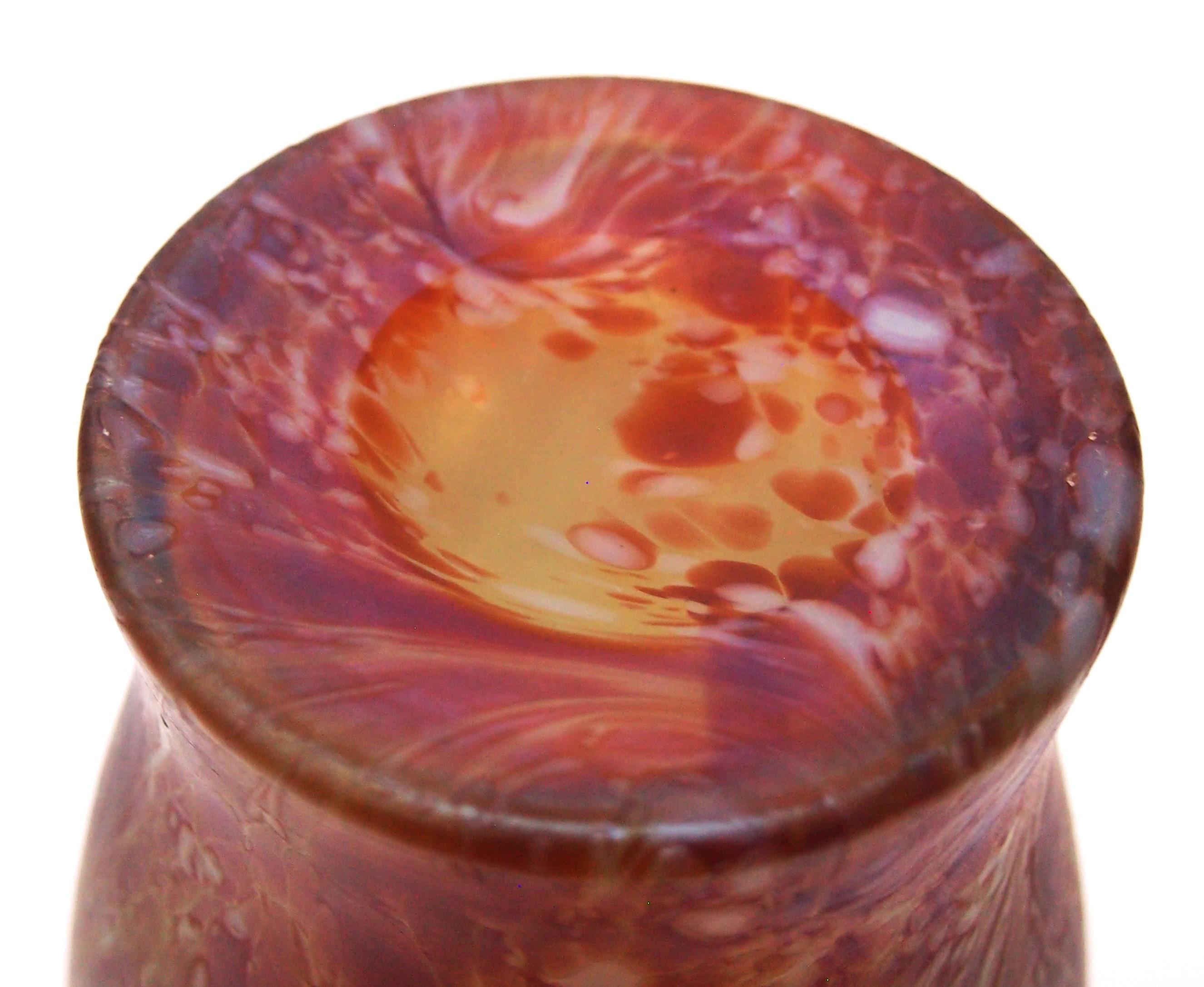 Inizio XX secolo Vaso in vetro di Poschinger giallo iridato e miele screziato del 1900 circa in vendita