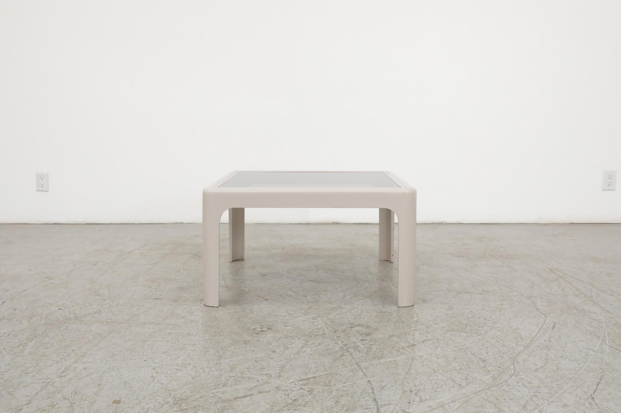 Poschinger pur-möbel 1970 Table d'appoint ou table basse de style Mario Bellini, gris pâle, avec un plateau en verre bronzé et une structure en composite moulé. En état d'origine avec une usure visible, y compris quelques ébréchures sur le cadre et