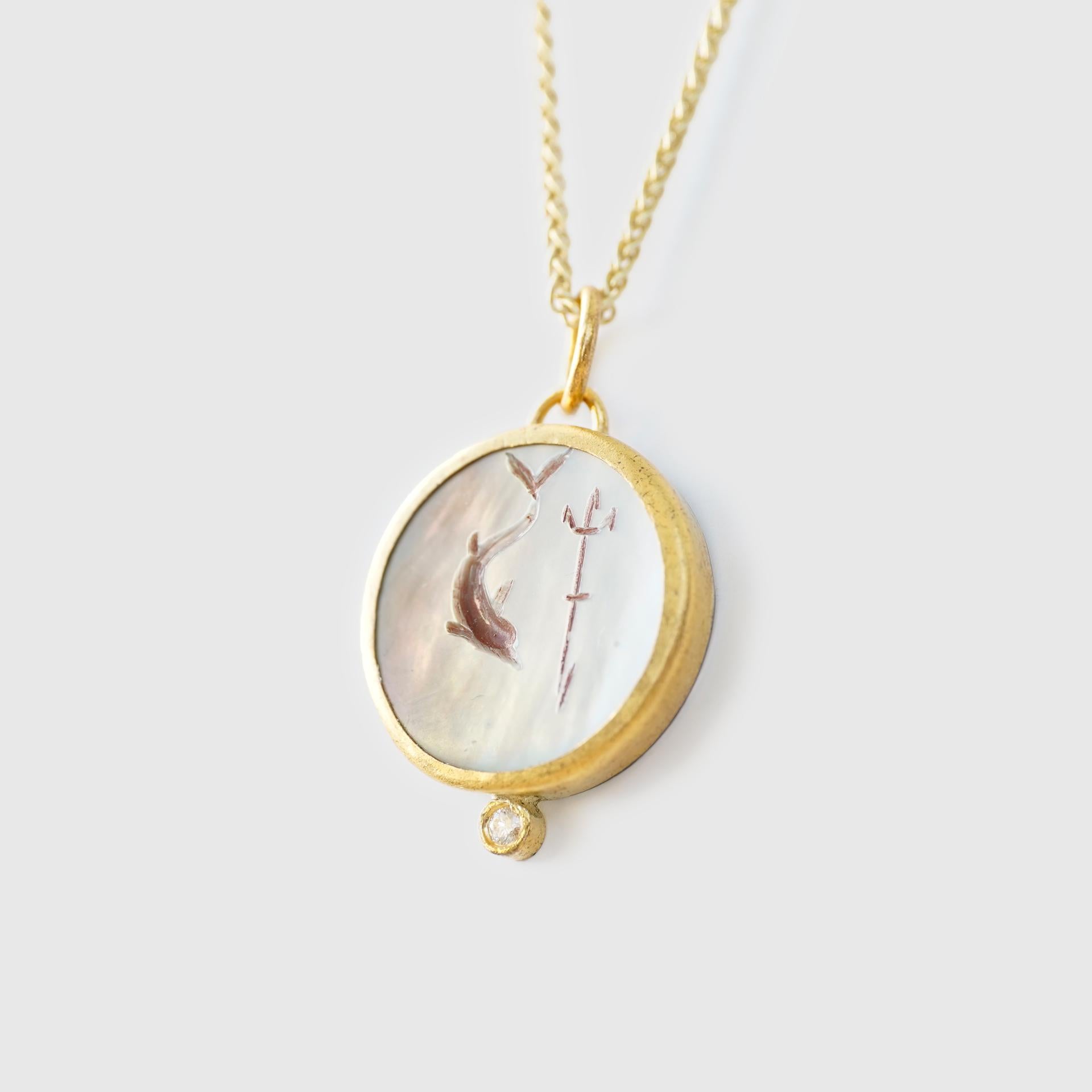 Taille ronde Poseidon, Arrow & Dolphin Intaglio Charm 24kt Gold, Carved 6.4ct Mother of Pearl en vente