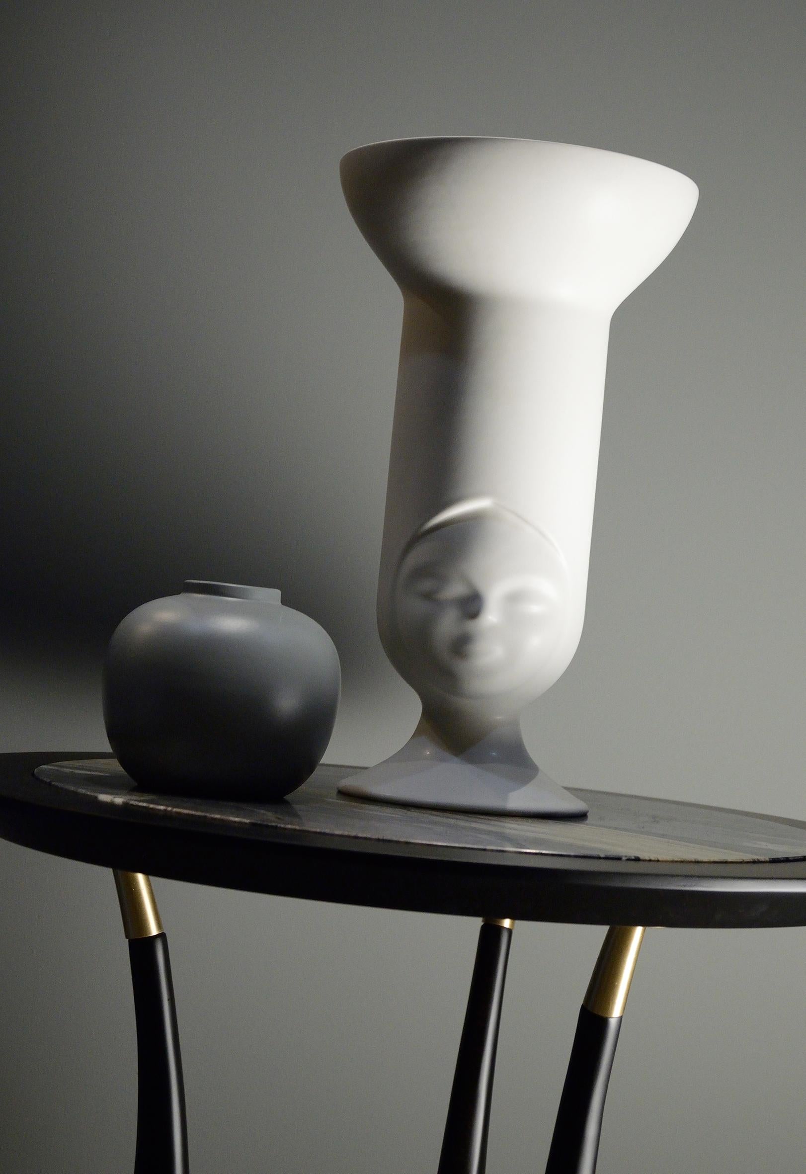 Mesa auxiliar Poseidón Negra en acabado lacado negro mate y tapa de mármol azul Siglo XXI y contemporáneo en venta