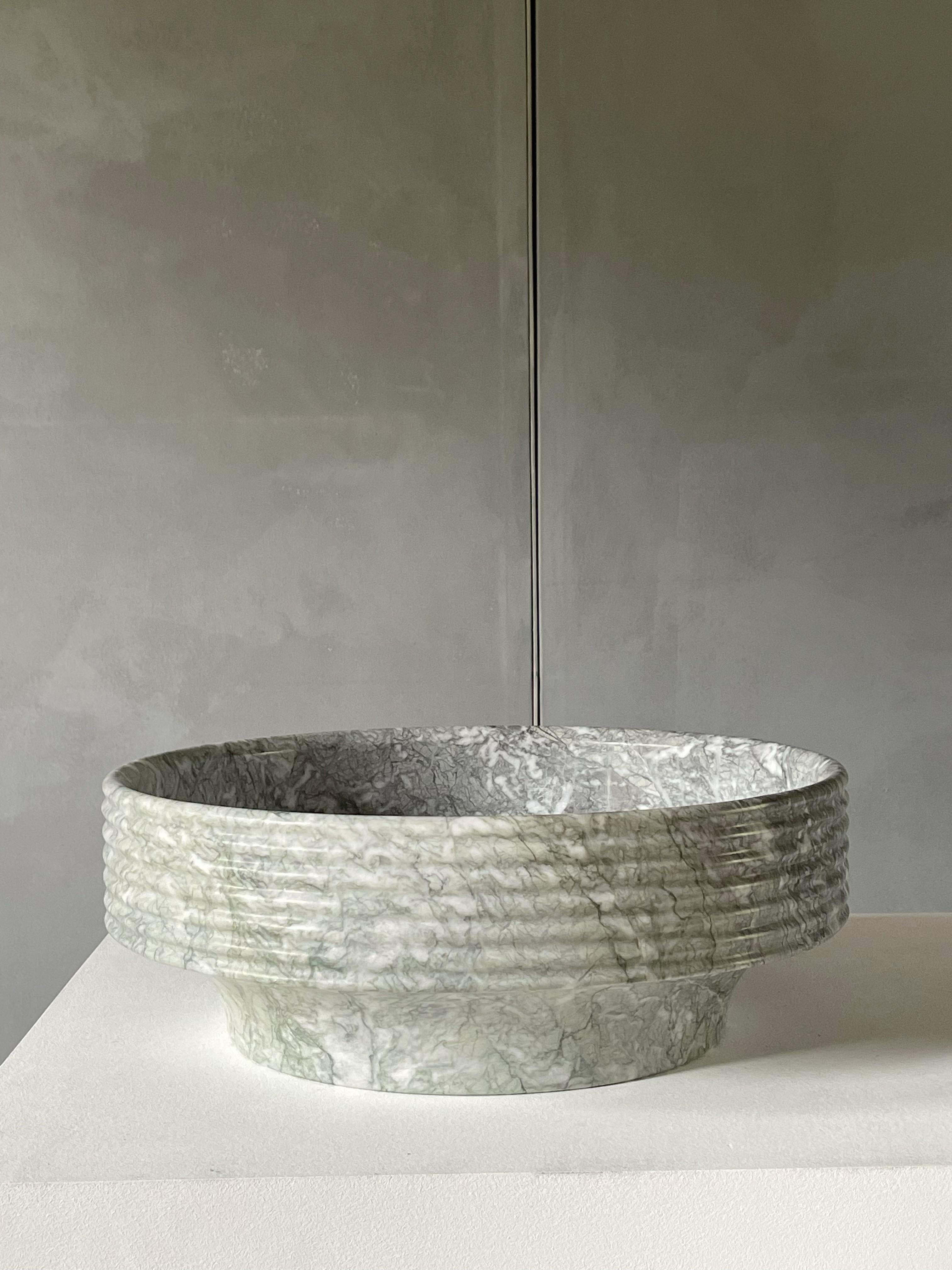 Bol POSEIDON / Luca Erba
2020 / Marbre Mediterraneo verde
⌀50 x h. 17,5

Conçue par Luca Erba pour la Collection Particulière en 2020, la coupe Poséidon en marbre Mediterrano Verde est une véritable pièce de forme, spectaculaire et imposante tant