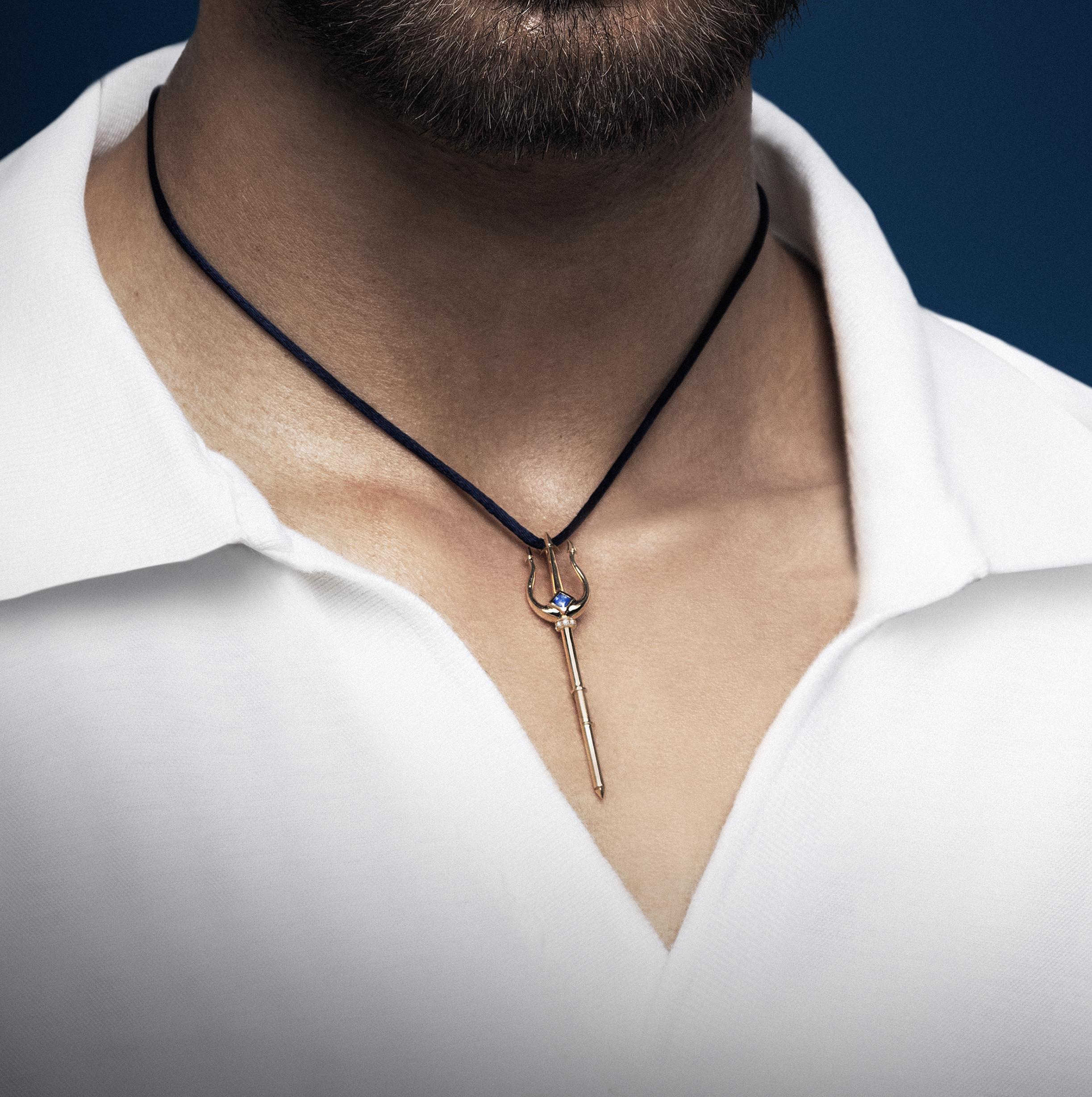Anhänger mit Dreizack von Poseidon, 18 Karat Gelbgold, Saphir und Diamanten für Damen oder Herren im Angebot