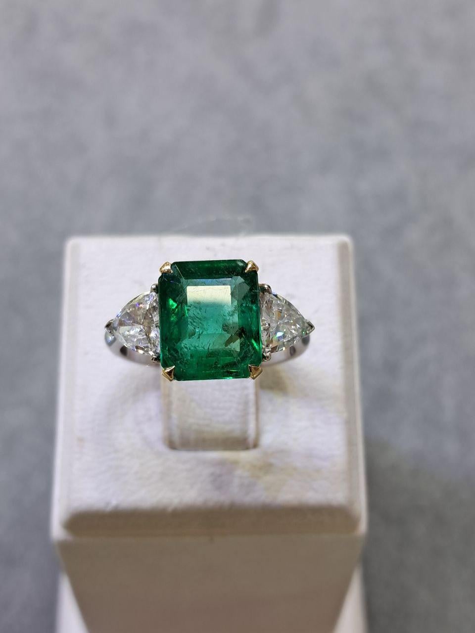 Antique Cushion Cut Posh 3.01 carat Emerald Diamond 18K Gold Ring for Her For Sale