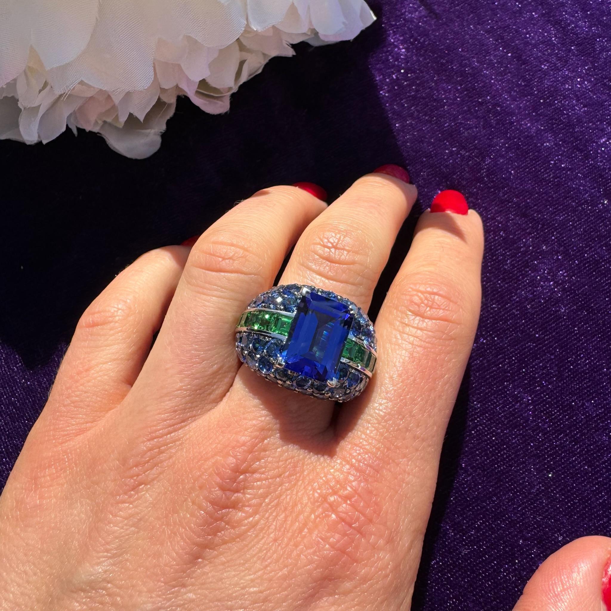 Posh Blue Sapphire Tanzanite 18K White Gold Ring For Her In New Condition For Sale In Montreux, CH