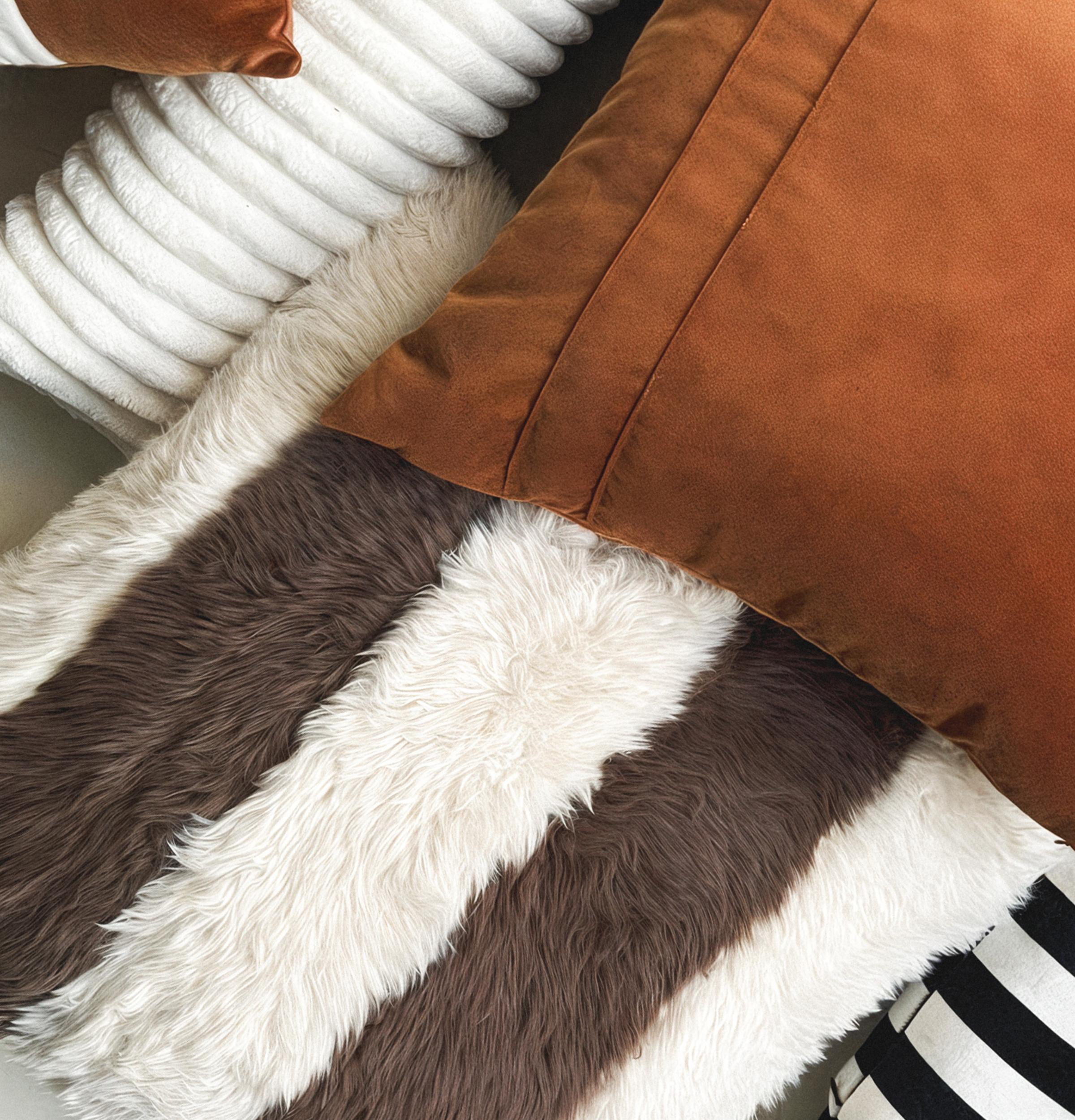 Fait main Oreiller en fausse fourrure Posh Striped Detailed by Hermhaus en vente