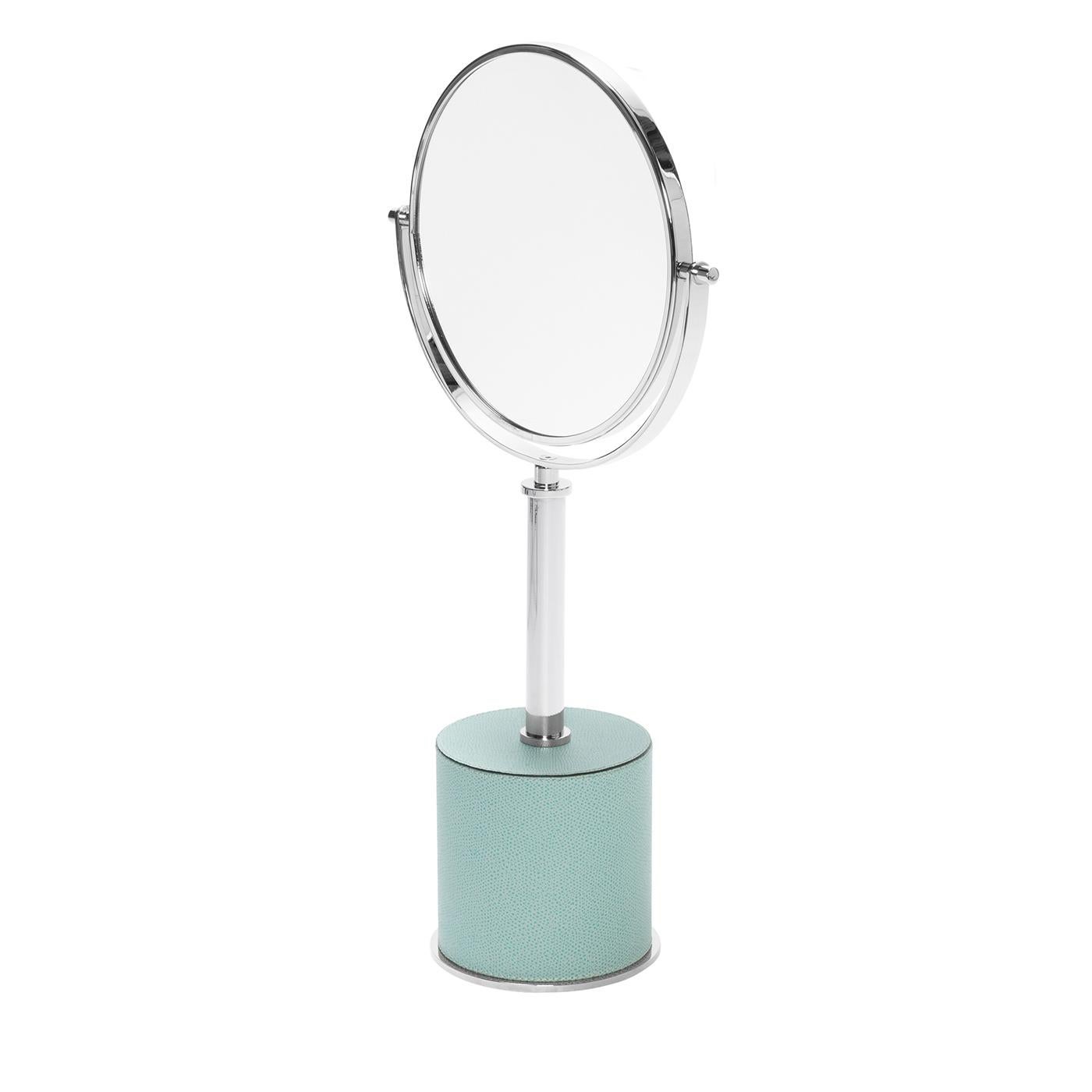 Metal structure available in different finishes featuring a heavy leather-covered base that grants perfect stability. The mirror rotates for a choice of 2x magnification or standard reflection. Metal finishes available: chrome / bronze / brass.