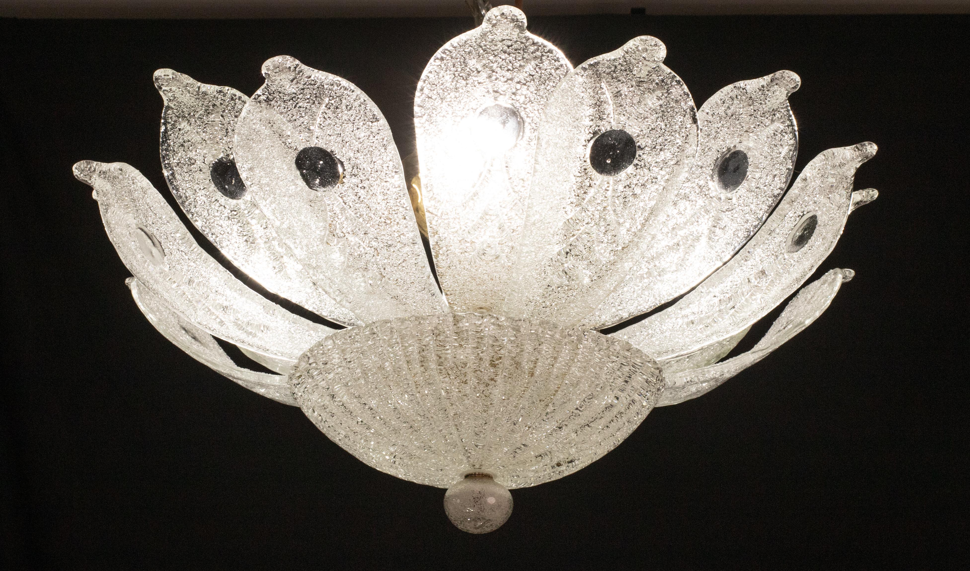 Splendid Murano glass ceiling lamp, perfect for decorating a large space.

Period: circa 1970.

The ceiling light misure 35 cm in height, the diameter measures 70 centimeters.

It mounts 4 lights, possible to switch for Usa standards.

Perfect for