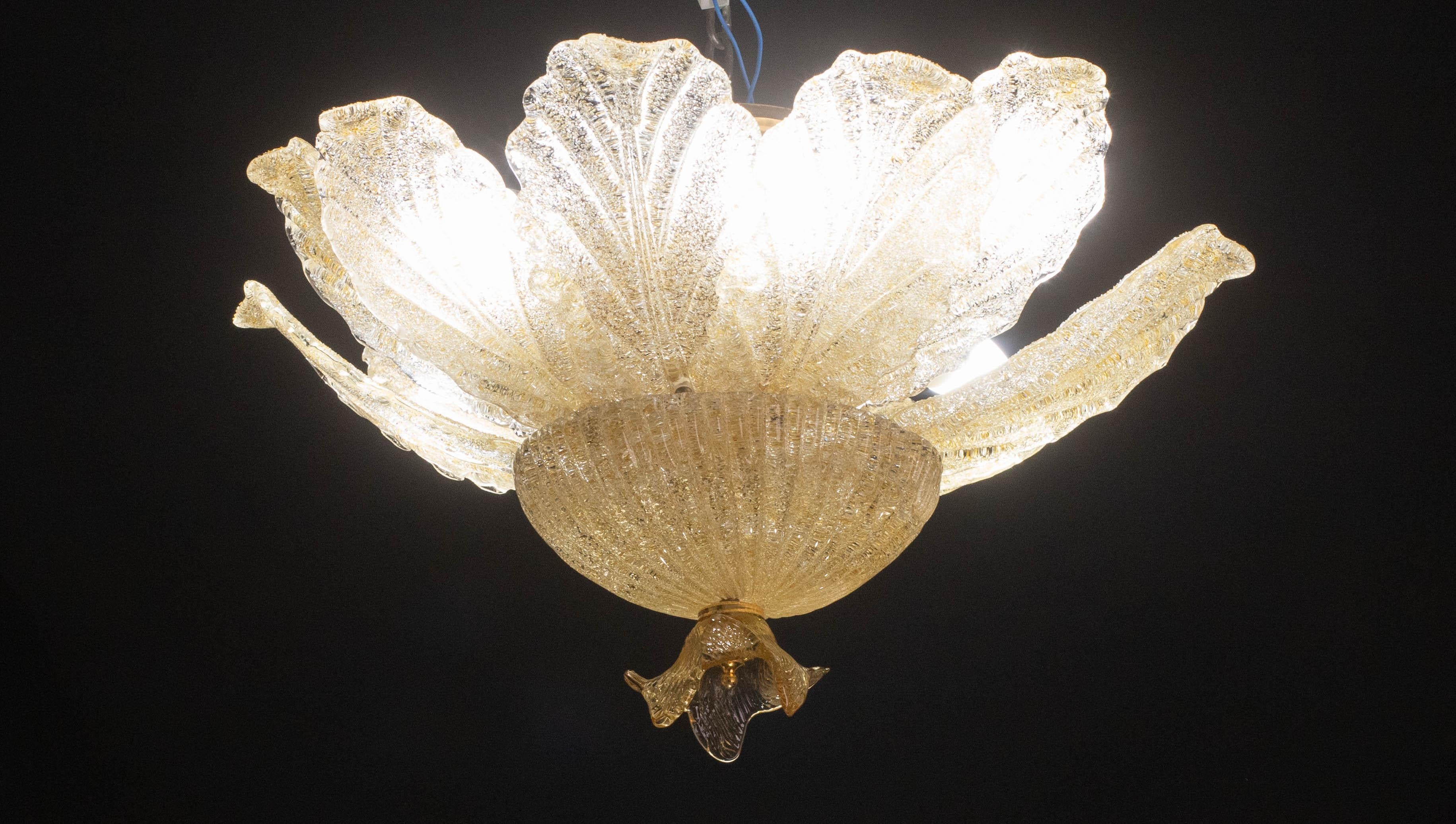 Prächtige Deckenlampe aus Murano-Glas mit farbigen Glasperlen in gelbgoldenen und orangefarbenen Tönen

Zeitraum: ca. 1970.

Die Leuchte nimmt 6 europäische Standard-E14-Lampenfassungen auf, die auf Usa-Standards umgestellt werden können.

Einige