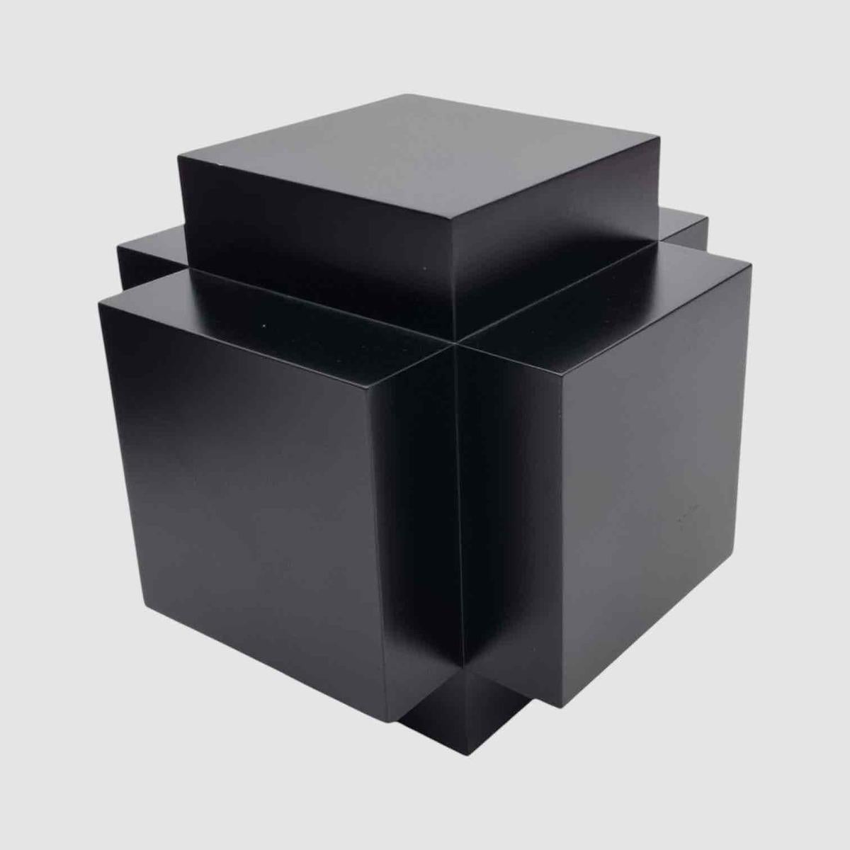 *Positief & Negatief* (1972) di Ewerdt Hilgemann è una scultura minimalista realizzata in compensato dipinto, composta da due elementi di 40,0 x 40,0 x 40,0 cm. L'opera esplora l'interazione tra il solido e il vuoto, creando un dialogo tra presenza