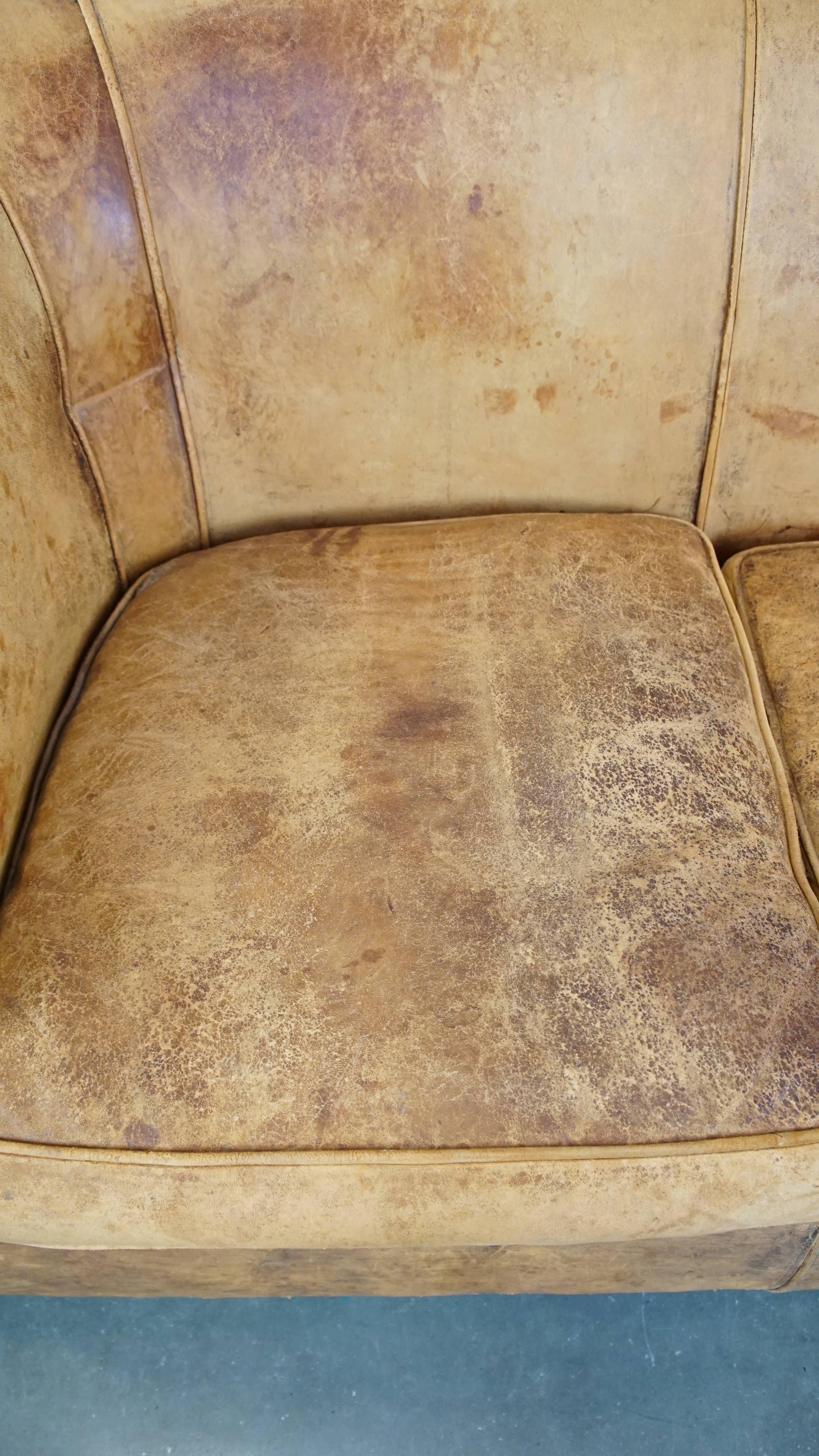 20ième siècle Canapé 3 places en cuir de mouton vintage, très bien vécu et plein de caractère en vente