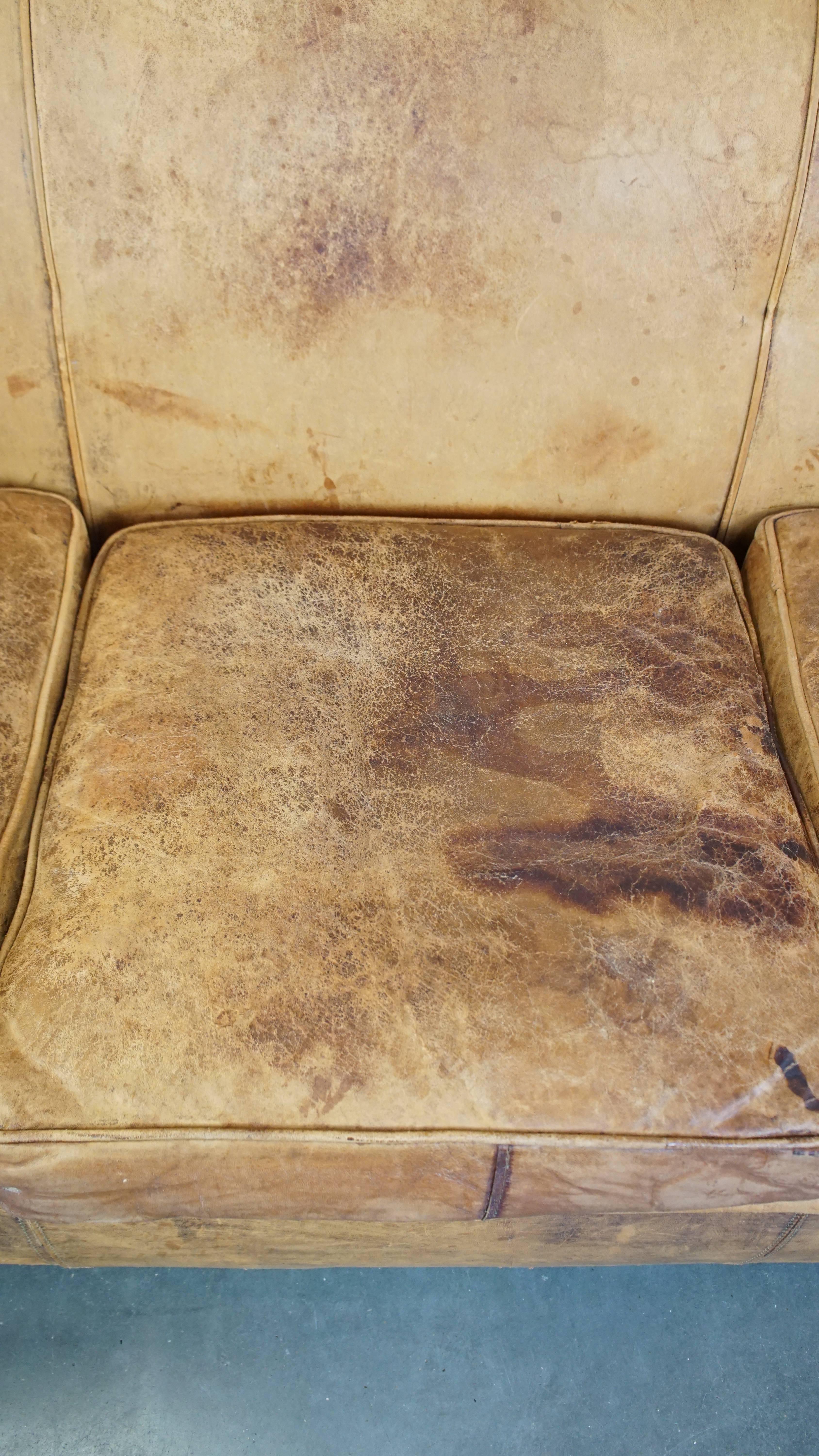 Cuir de mouton Canapé 3 places en cuir de mouton vintage, très bien vécu et plein de caractère en vente