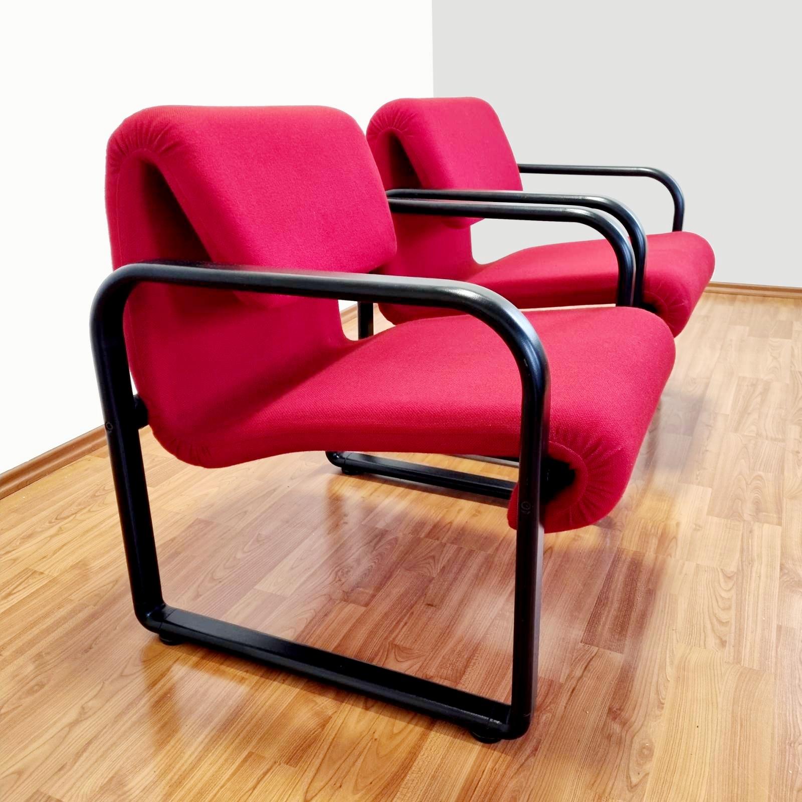 Conjunto de dos sillones italianos postmodernos fabricados por Arflex en los años 90 
en tejido rojo y marco metálico negro.

Disponibles 4 sillones.
