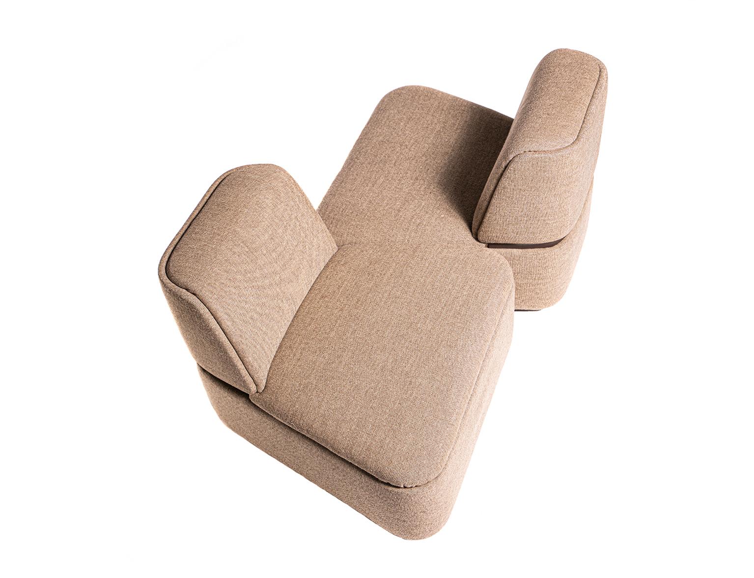 Movie stars - charismatic set of 3 lounge chairs.
Set of 3 lounge chairs in original light brown wool blend fabric. Acquired in Düsseldof from a reputable auction house that proposed the design to possibly be early Eams. Robust wooden structure 70s