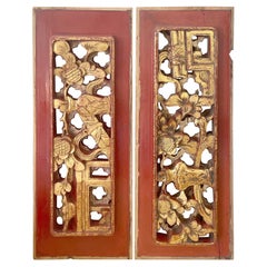 Paire de panneaux en bois probablement antiques, sculptés à la main de façon complexe