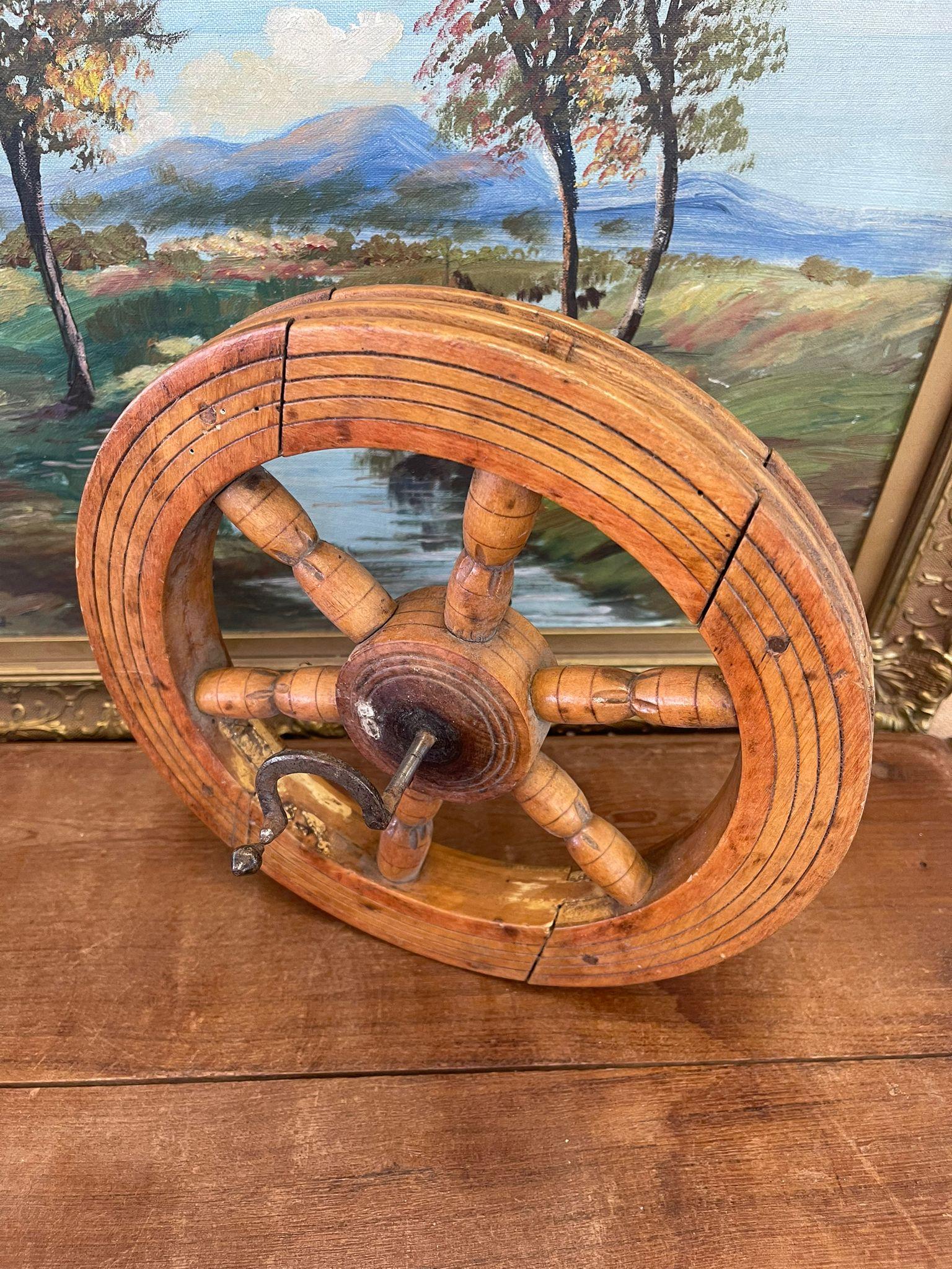 Mid-Century moderno Forse antico arcolaio in legno. in vendita