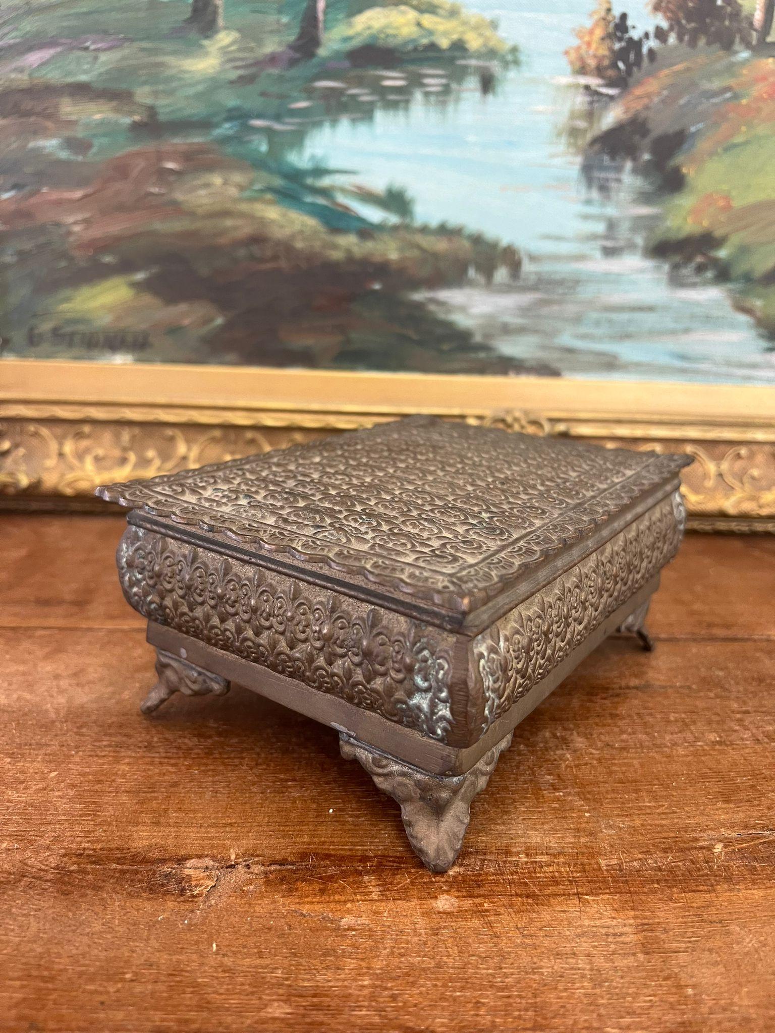 Diese Schmuckschatulle ist möglicherweise antik, aber nicht bestätigt. Man nimmt an, dass es sich um Messing handelt. Dieses Stück hat eine schöne Patina und Charakter. Vintage Condition wie abgebildet. Die Auflistung ist nur für den beschriebenen