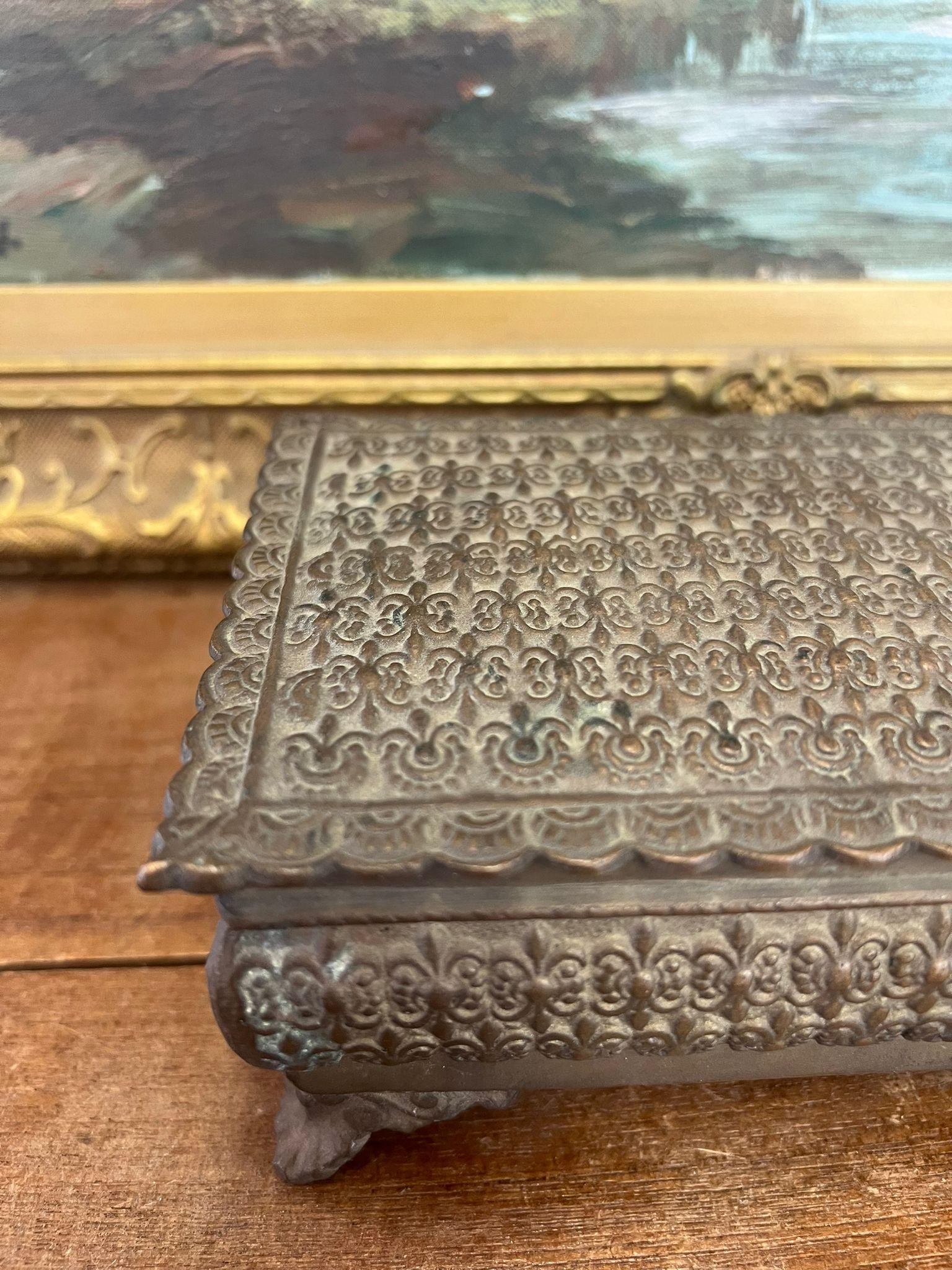 Möglicherweise Messing-Schmuckkästchen im viktorianischen Stil mit Fuß aus Velbert-Leinen (Metall) im Angebot