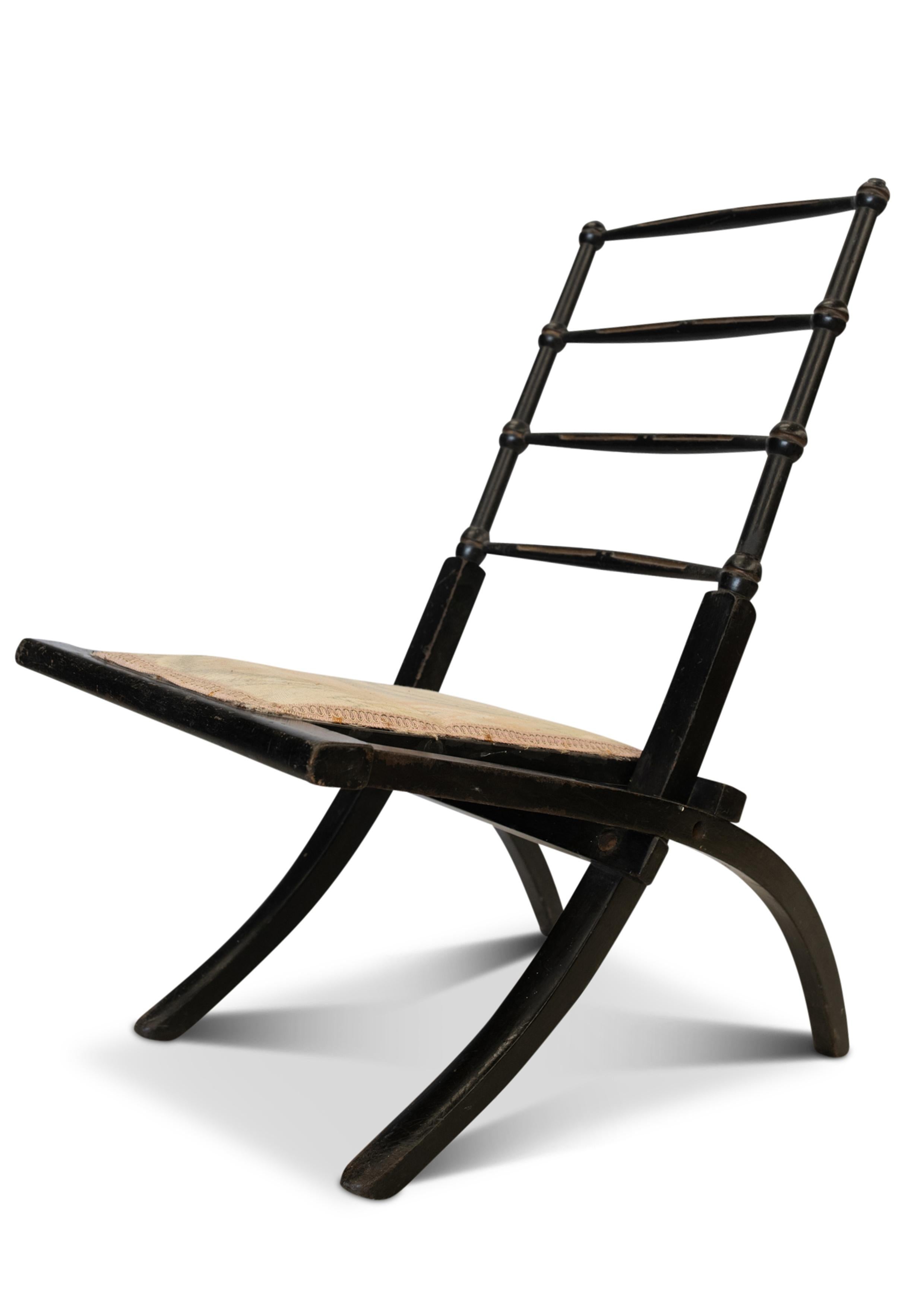 Ein kleiner dekorativer Klappstuhl aus Nussbaumholz mit Sitzfläche aus Rohr, in der Art von E.W. Aesthetic Movement Godwin. Ca. 1870er Jahre.

Zusätzliche Abmessungen: Tiefe der Sitzfläche 31cm 