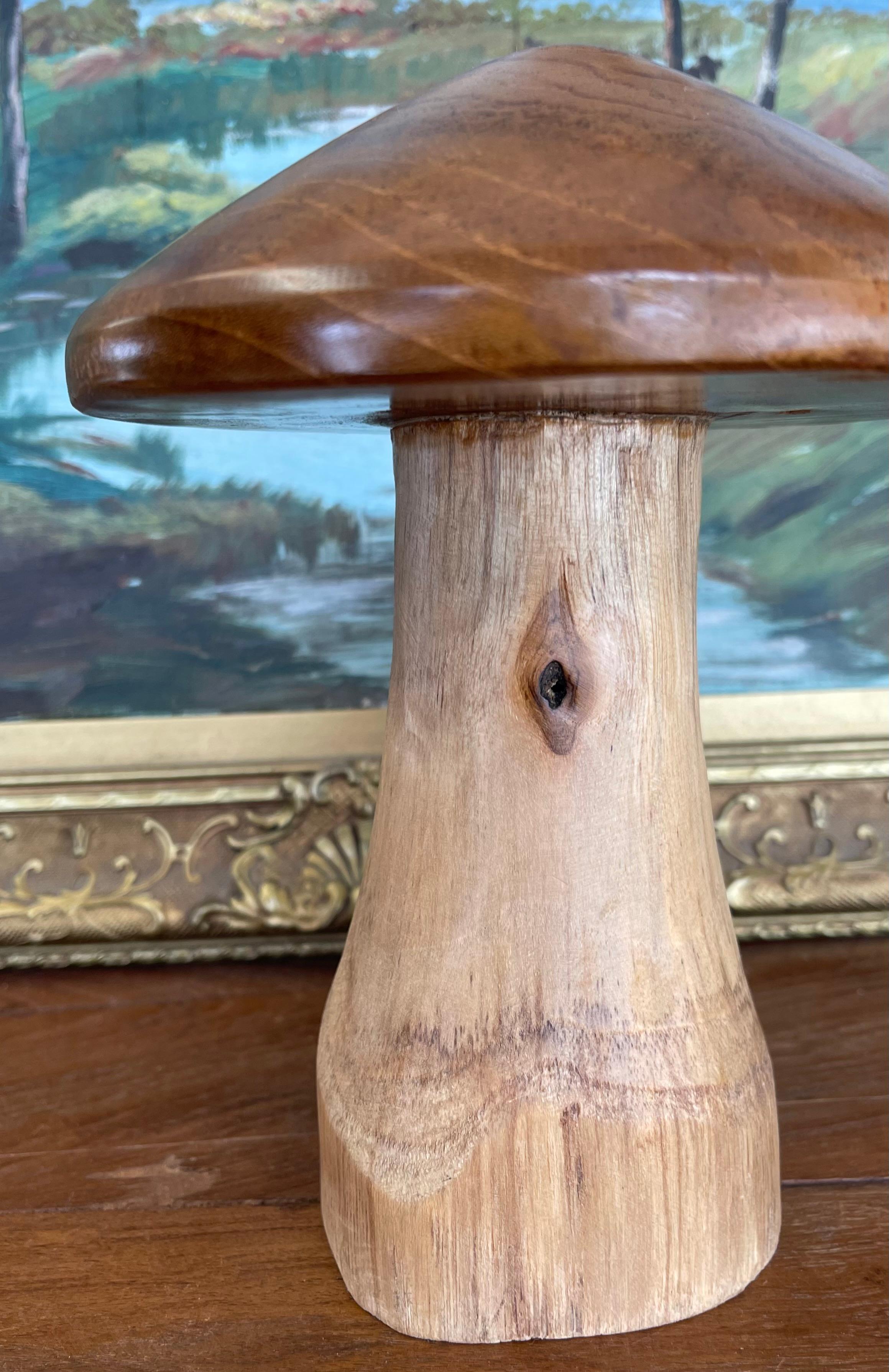 Artisanat Sculpture en forme de champignon en bois massif probablement tournée à la main, art populaire moderne du milieu du siècle en vente