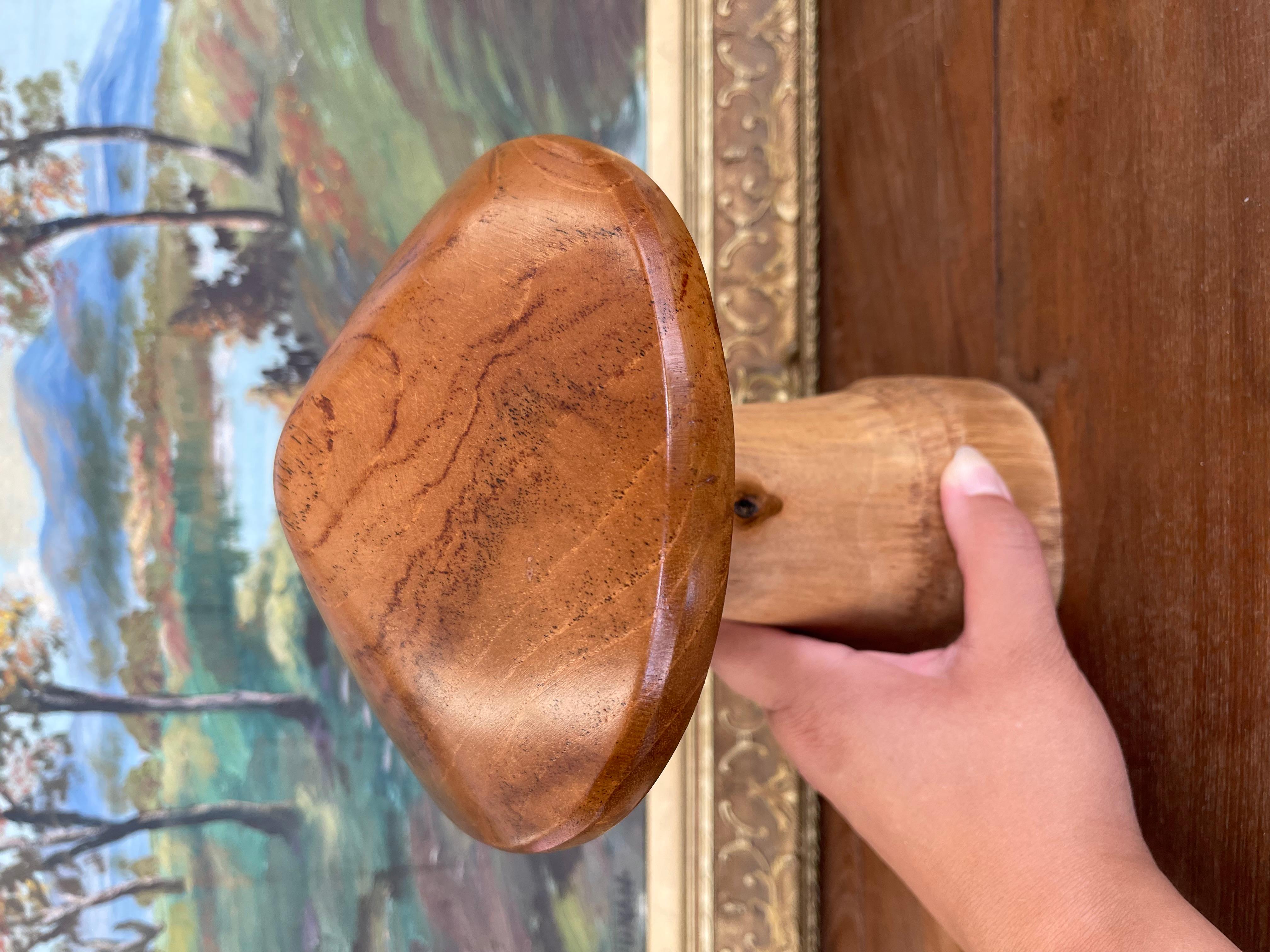 Bois Sculpture en forme de champignon en bois massif probablement tournée à la main, art populaire moderne du milieu du siècle en vente