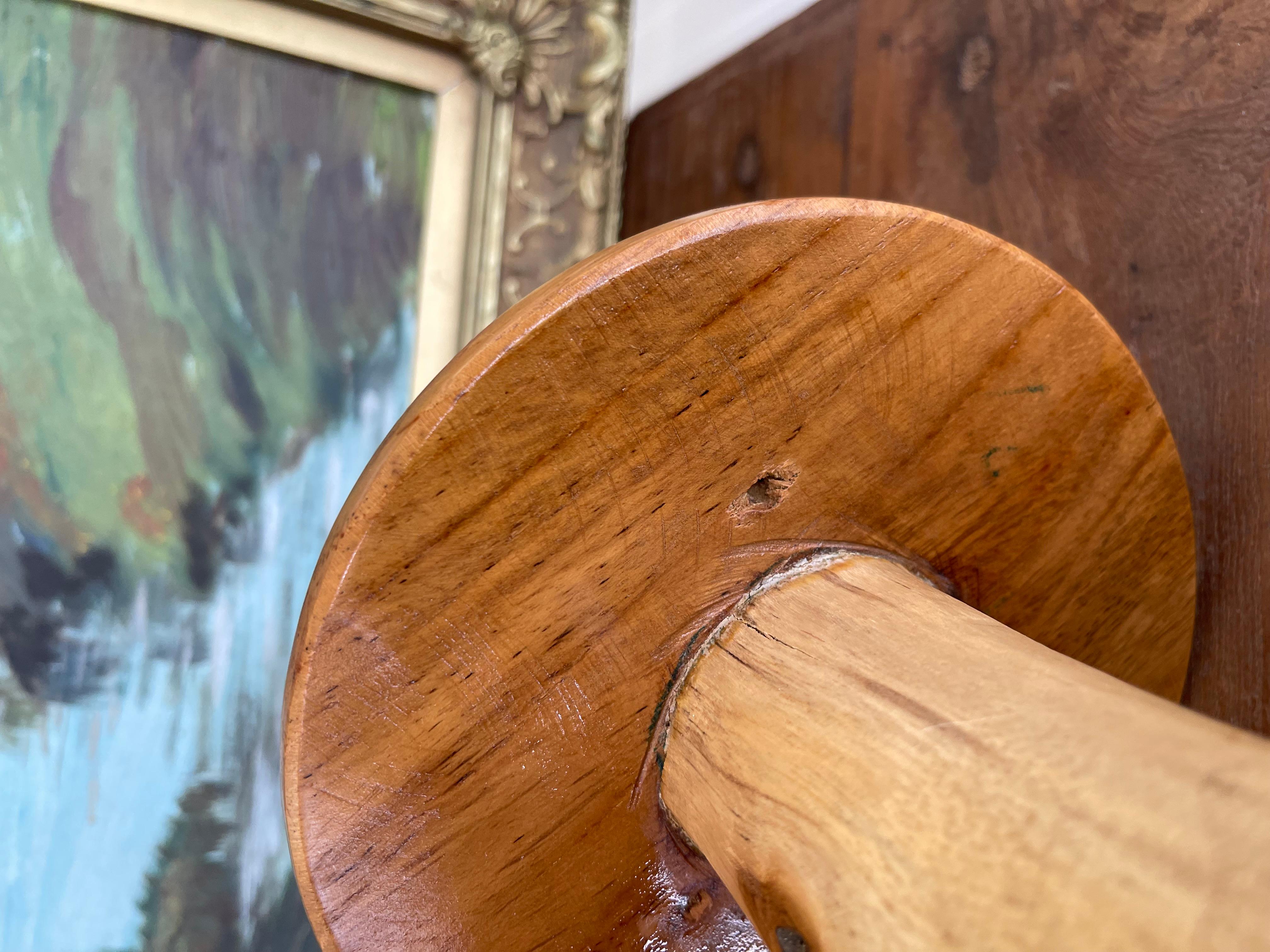 Sculpture en forme de champignon en bois massif probablement tournée à la main, art populaire moderne du milieu du siècle en vente 2