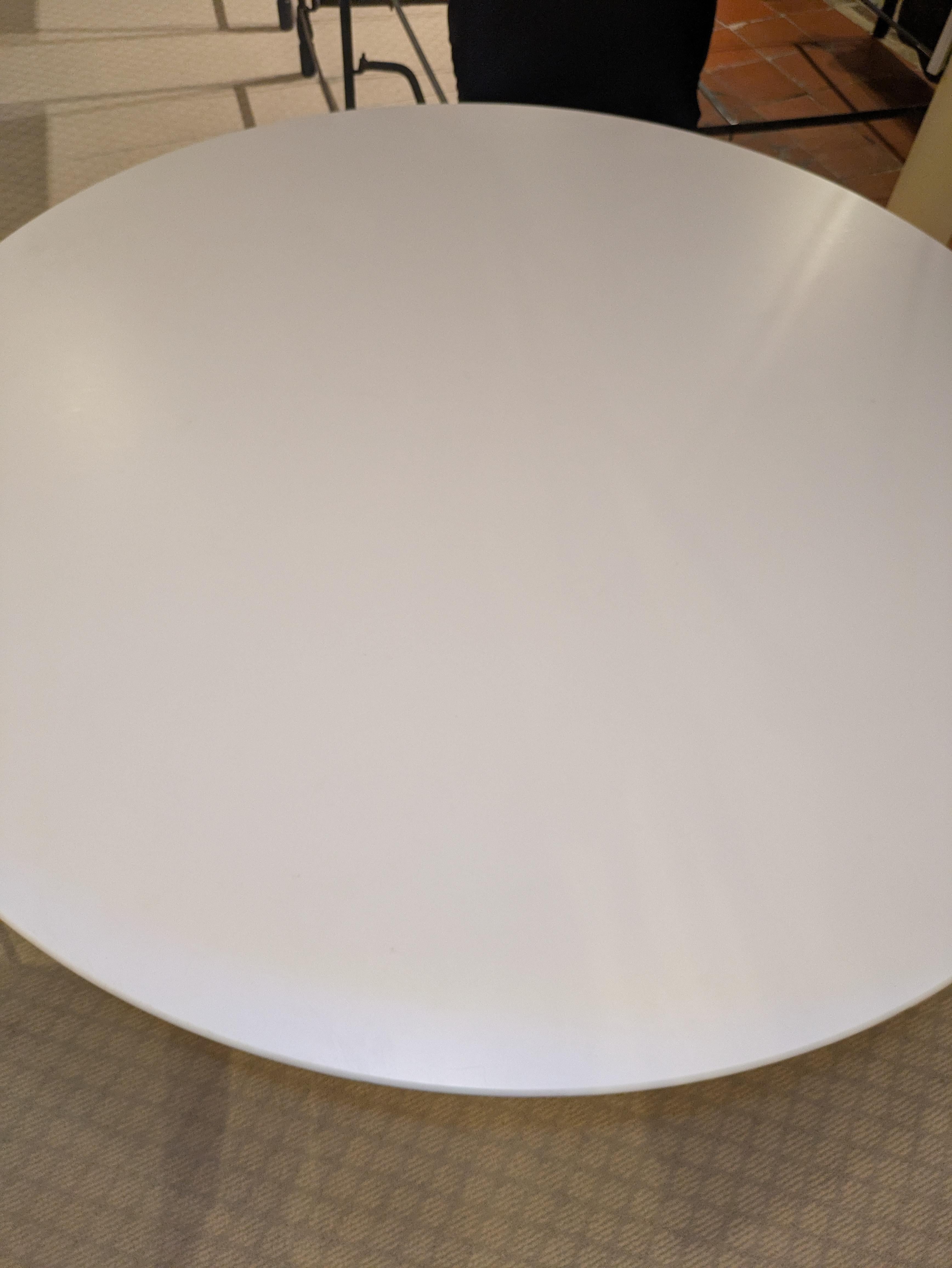 Post-1990s Tulip Dining Table Designed by Eero Saarinen for Knoll In Good Condition For Sale In Chapel Hill, NC