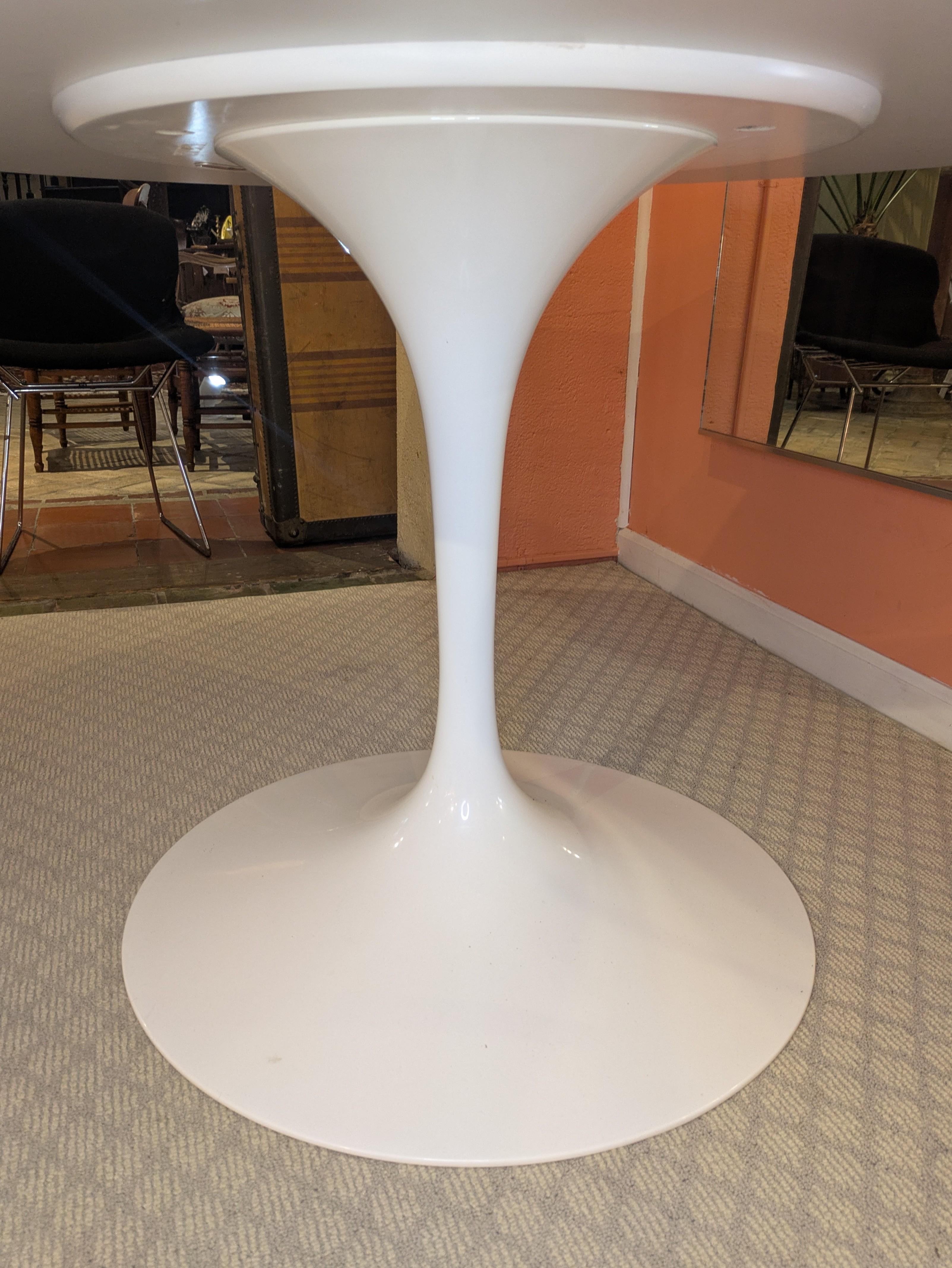 Post-1990s Tulip Dining Table Designed by Eero Saarinen for Knoll For Sale 1