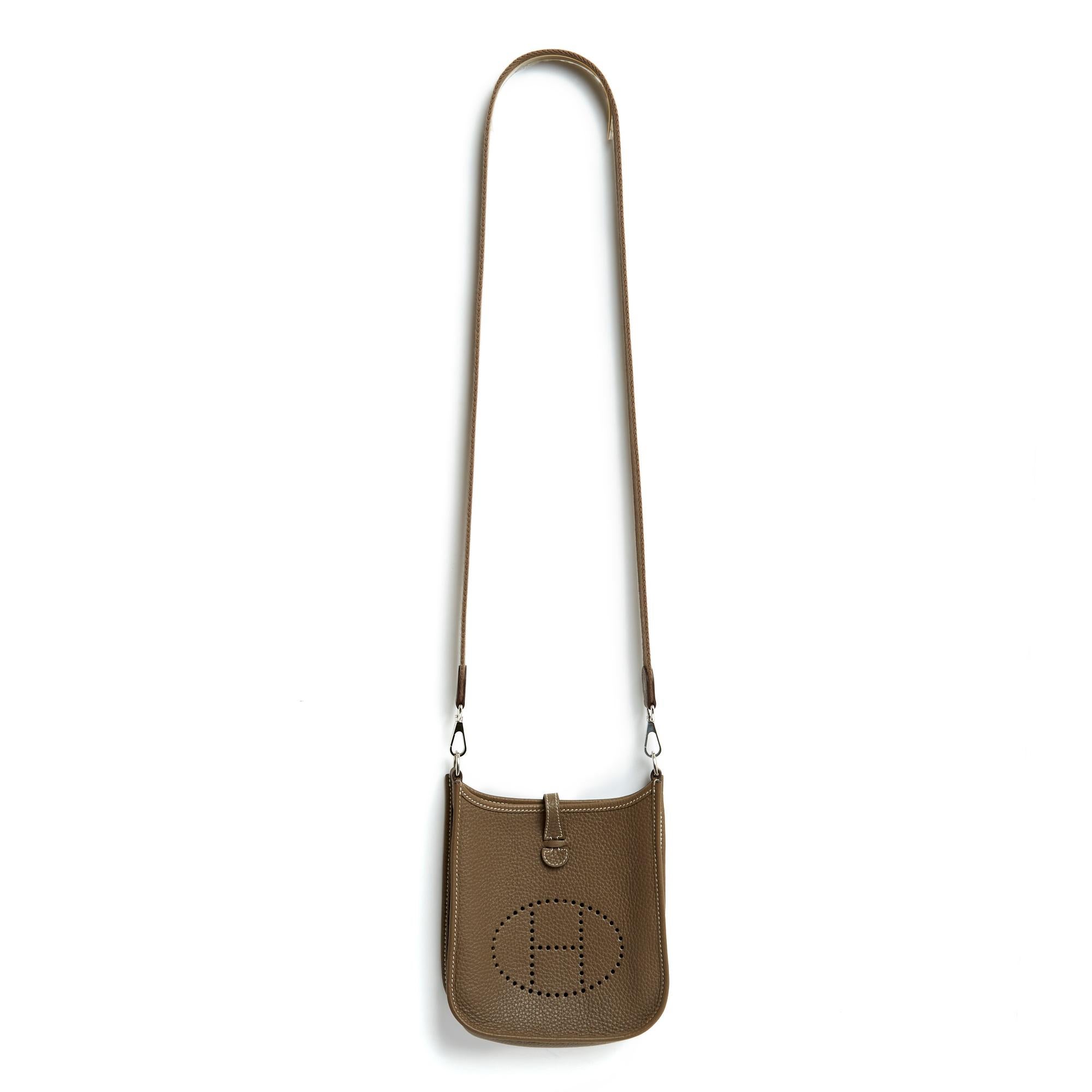 Hermès bag, Evelyne model, size 16 or TPM, in taupe or Etoupe Clémence leather from Hermès, shoulder strap in coordinated strap, silver-coloured metalwork (palladium), pressure closure on leather tab. Width 16 cm x height 18.5 cm x depth 5 cm,