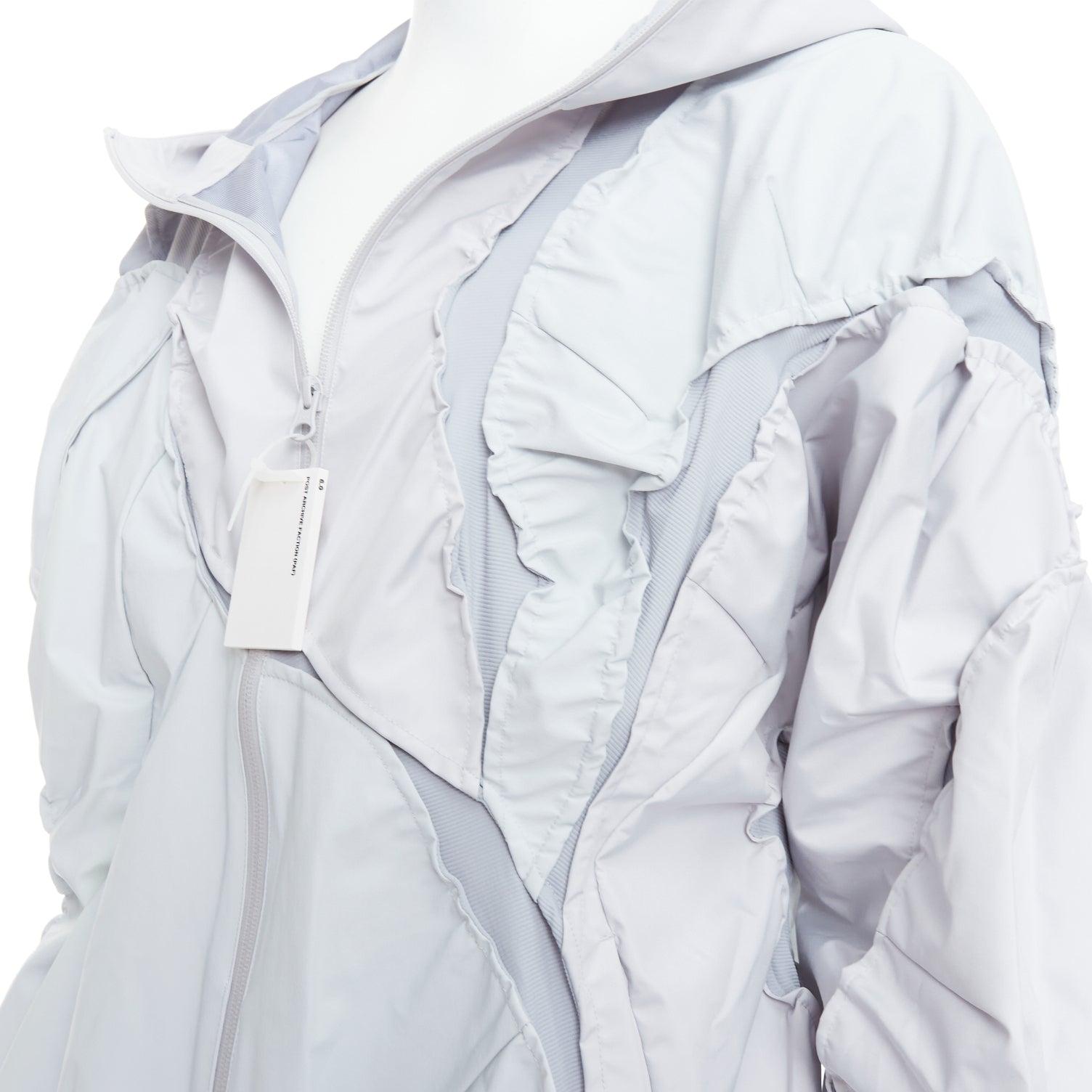 POST ARCHIVE FACTION 6.0 Technical Left Ice Babyblaue Trainingsjacke XL
Referenz: TGAS/E00827
Marke: Post Archive Faction
Modell: 6.0 Technische Jacke Left Ice
MATERIAL: Nylon, Gemisch
Farbe: Grau
Muster: Solide
Verschluss: