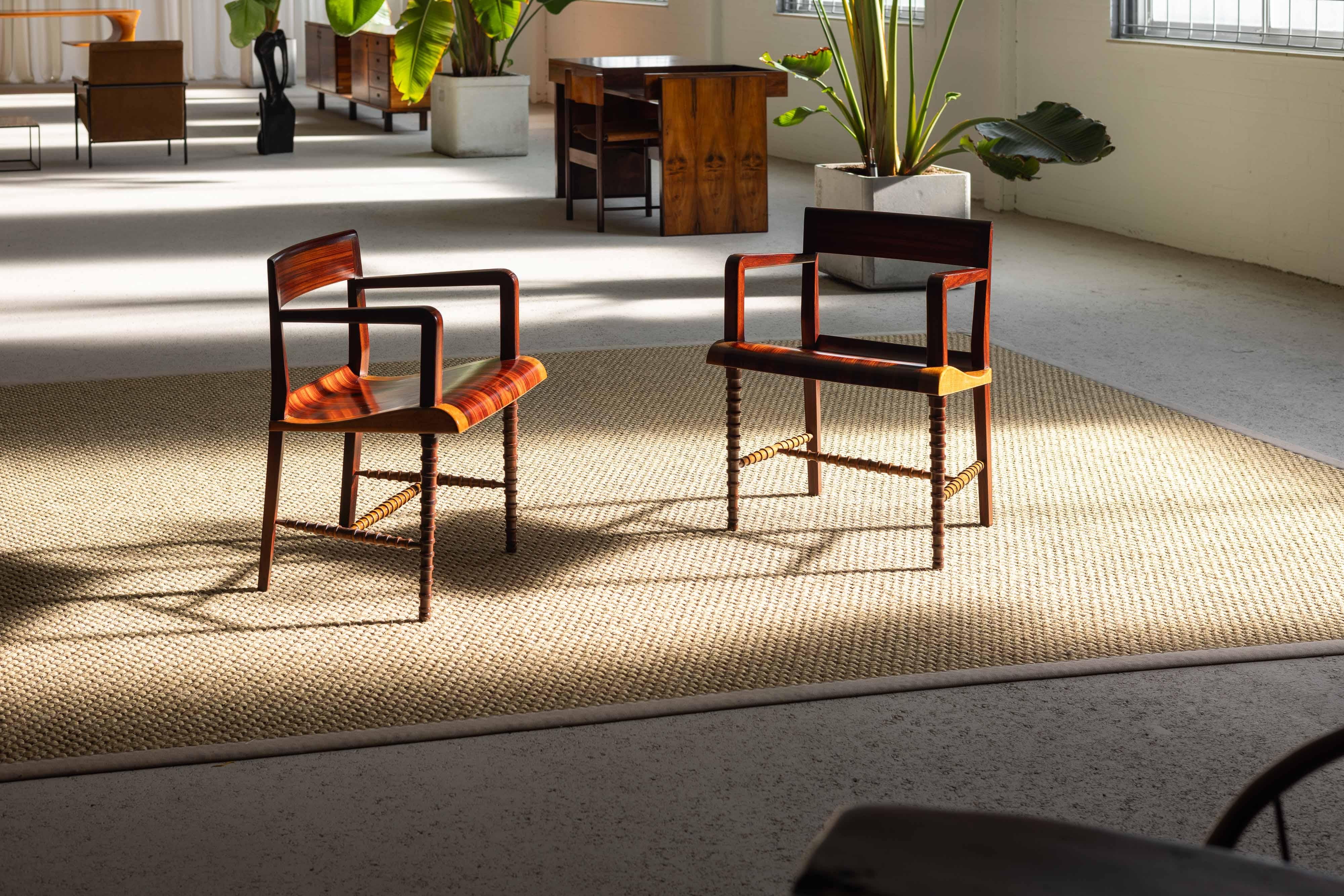Voici un superbe ensemble de fauteuils des années 1950, réalisé par un designer italien inconnu mais exceptionnellement talentueux. Ces chaises exquises mélangent harmonieusement des éléments de l'Art déco et de l'Art nouveau, ce qui donne une