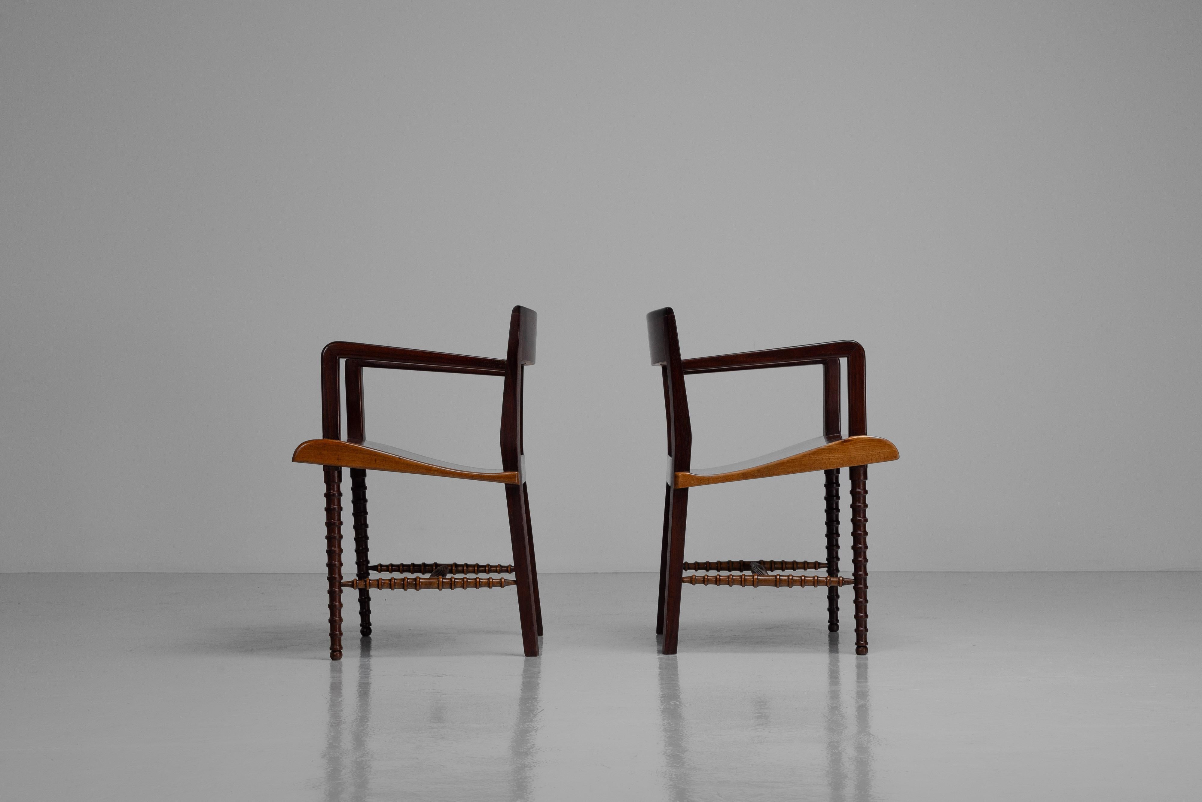 Bois de feuillus Post Art Nouveau sculptural armchairs made in Italy 1950s en vente