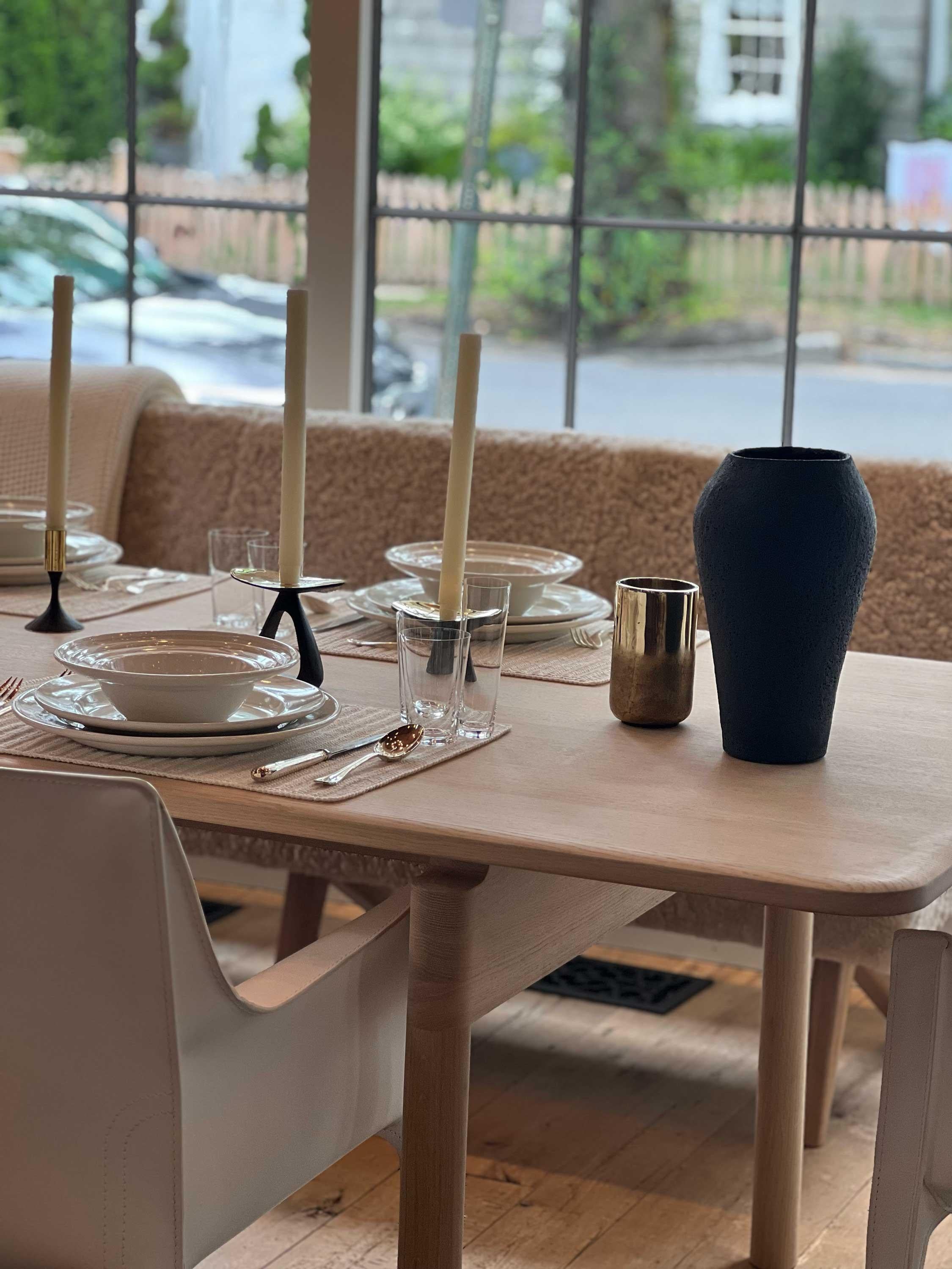 La table à manger Post de Cecilie Manz pour Fredericia est une pièce intemporelle au design minimal, fabriquée à la perfection avec des pieds en bois massif et une surface épurée. Mélange parfait de fonction et de style, cette table est idéale pour